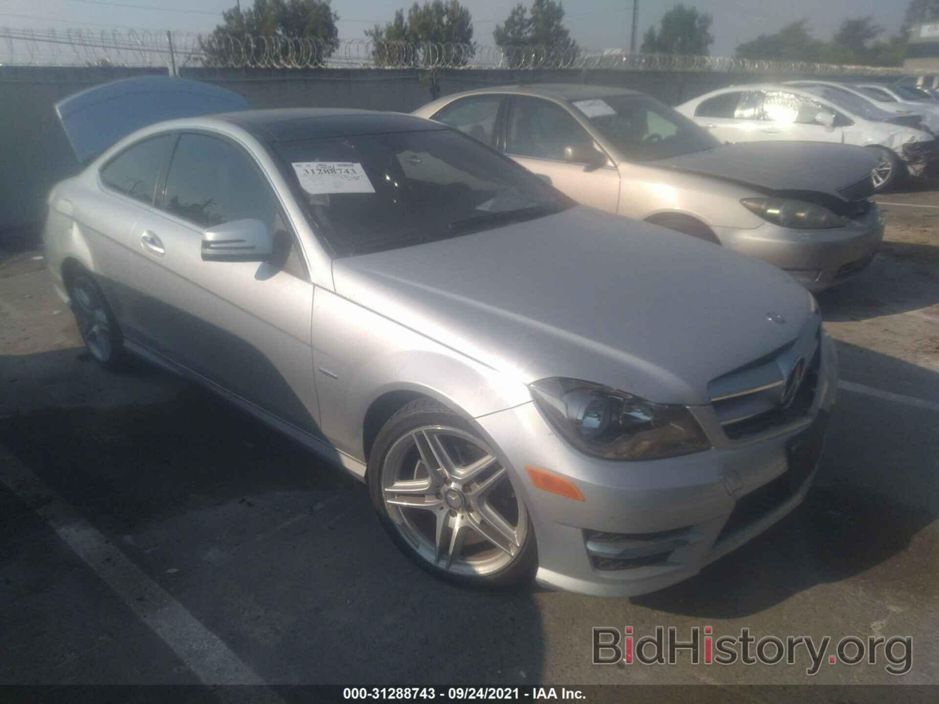 Photo WDDGJ4HB3CF796145 - MERCEDES-BENZ C-CLASS 2012