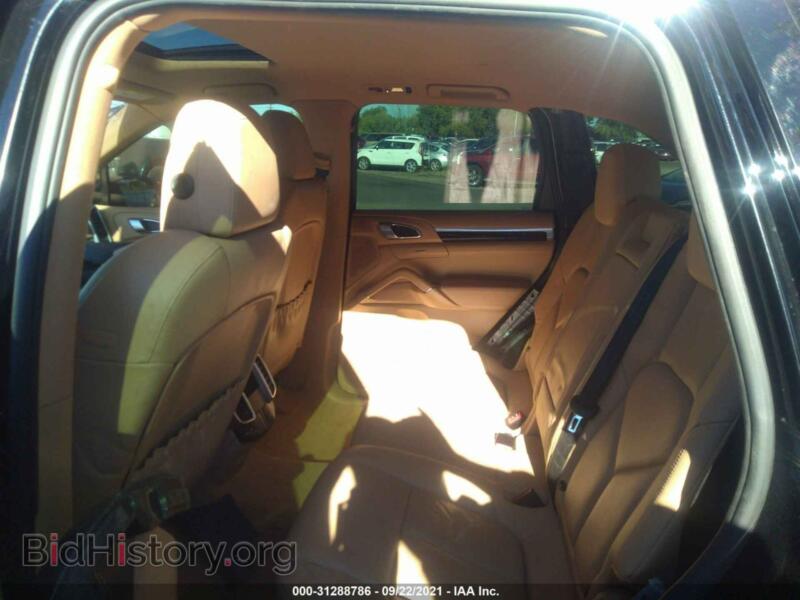 2011 Porsche CAYENNE (VIN WP1AA2A29BLA06845) — photo 8 of 12