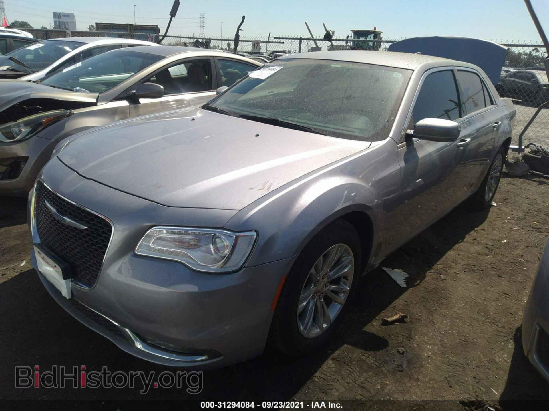 2017 CHRYSLER 300 - VIN: 2C3CCAAGXHH668146 - Фото 2