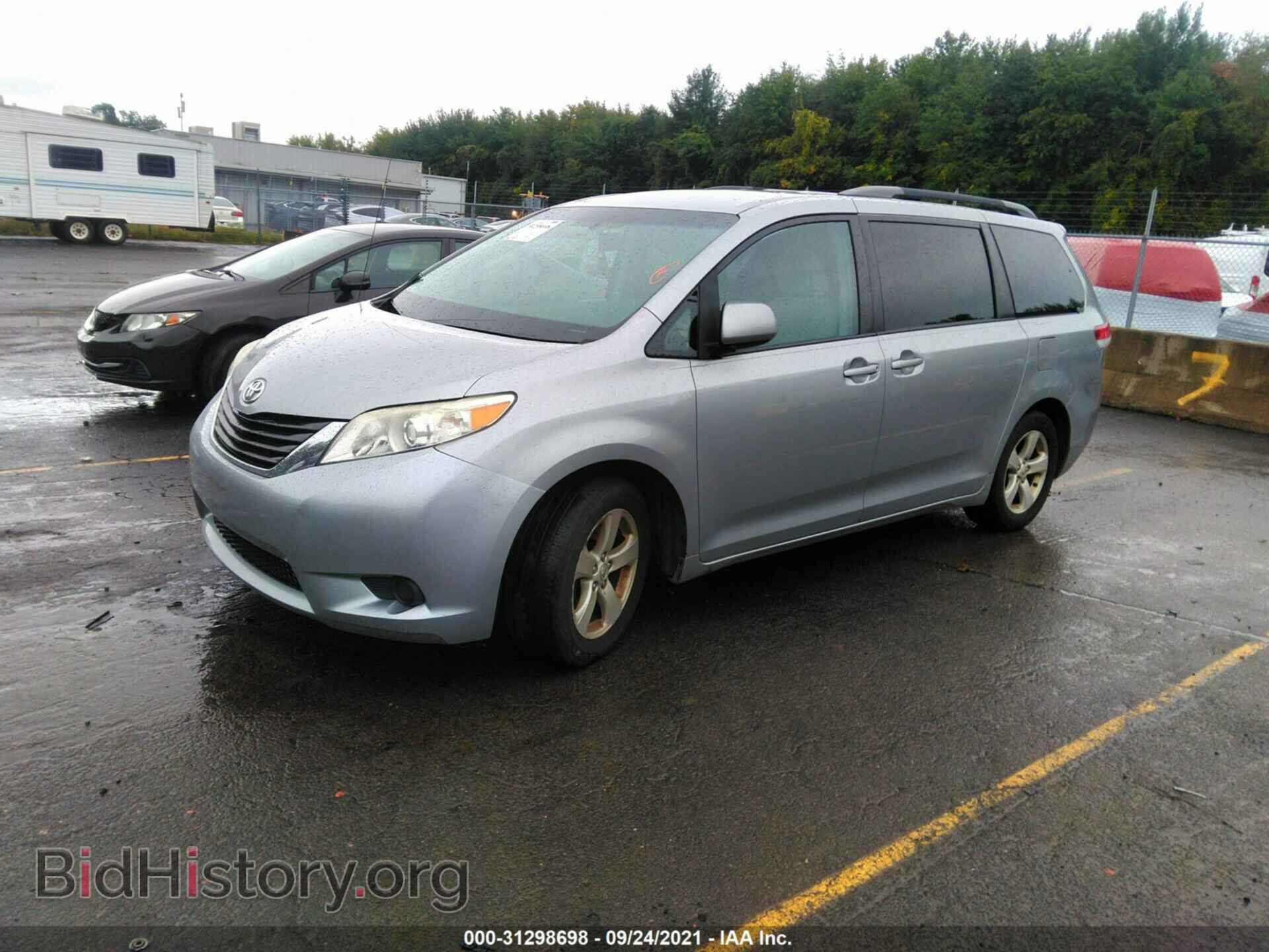 2011 TOYOTA SIENNA - VIN: 5TDKK3DC8BS032106 - Фото 2