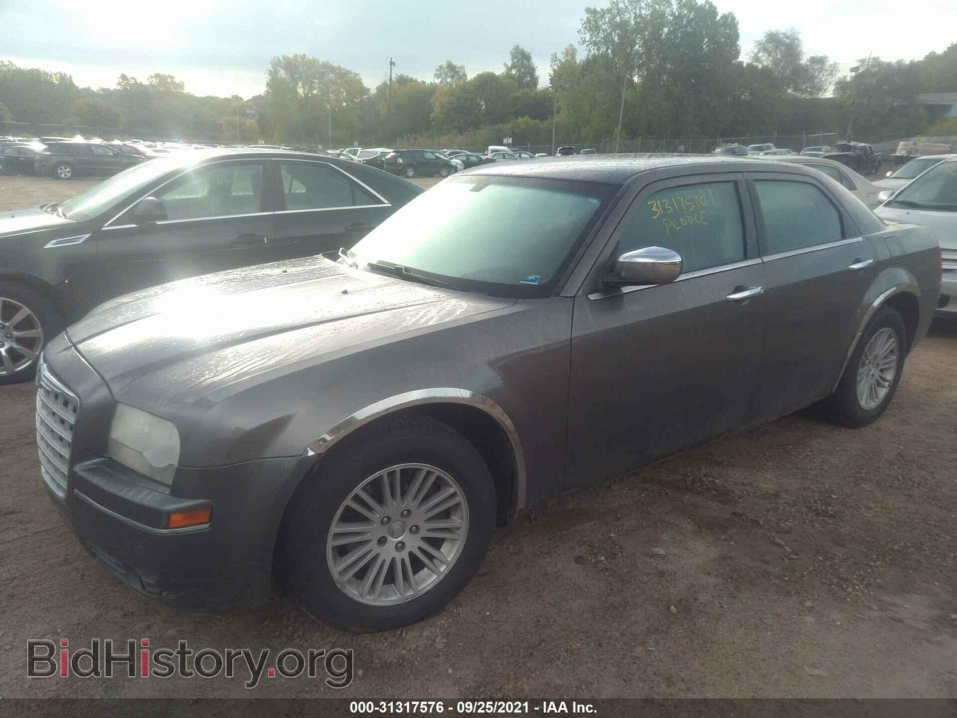 2010 CHRYSLER 300 - VIN: 2C3CA4CD2AH101705 - Фото 2