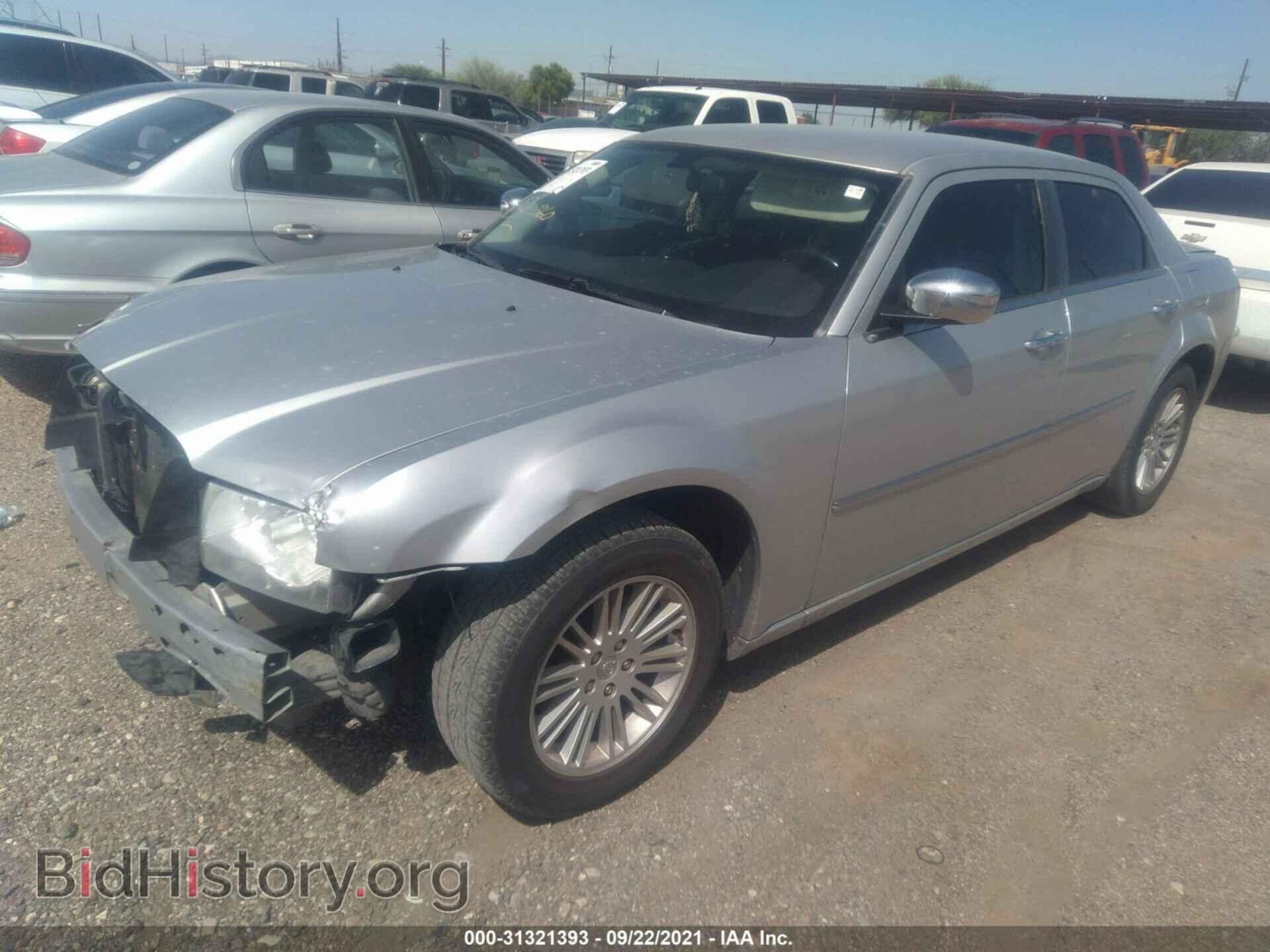 2010 CHRYSLER 300 - VIN: 2C3CA5CV0AH104911 - Фото 2