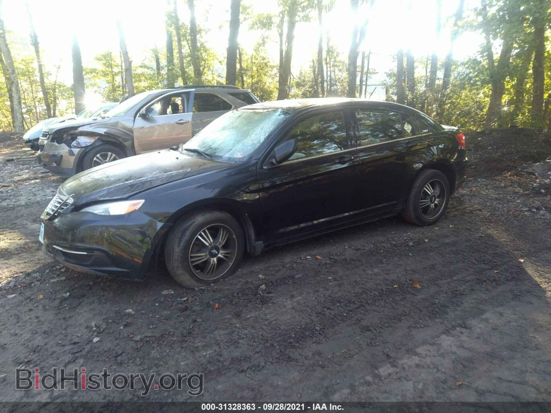 2013 CHRYSLER 200 - VIN: 1C3CCBAG2DN722188 - Фото 2