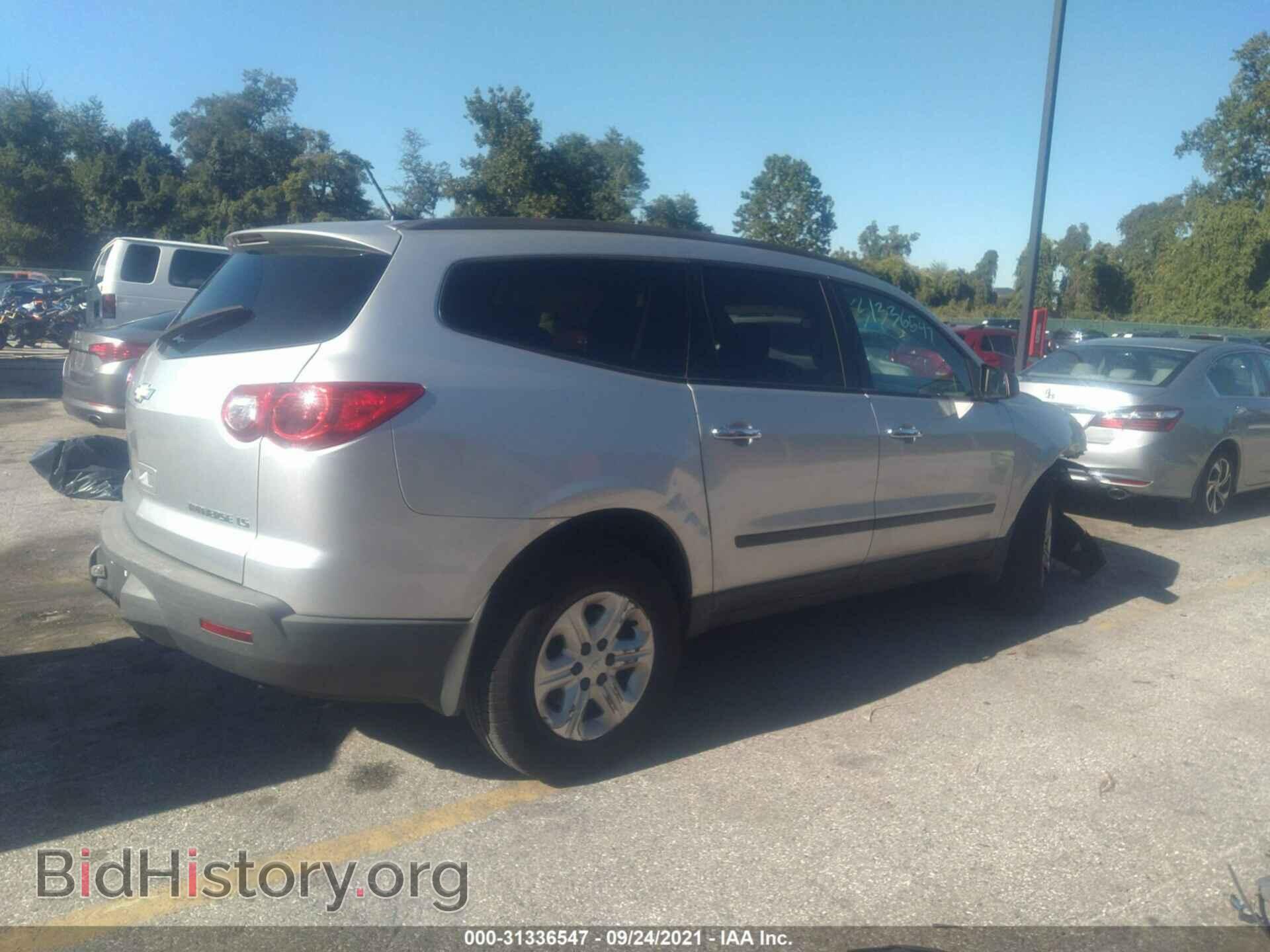 2011 CHEVROLET TRAVERSE - VIN: 1GNKREED1BJ352872 - Фото 4