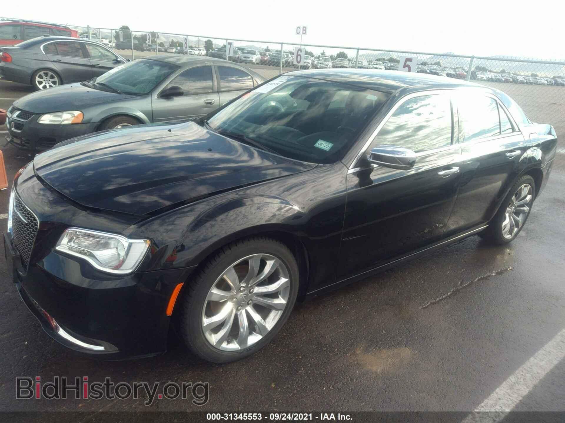 2019 CHRYSLER 300 - VIN: 2C3CCAEG0KH527975 - Фото 2