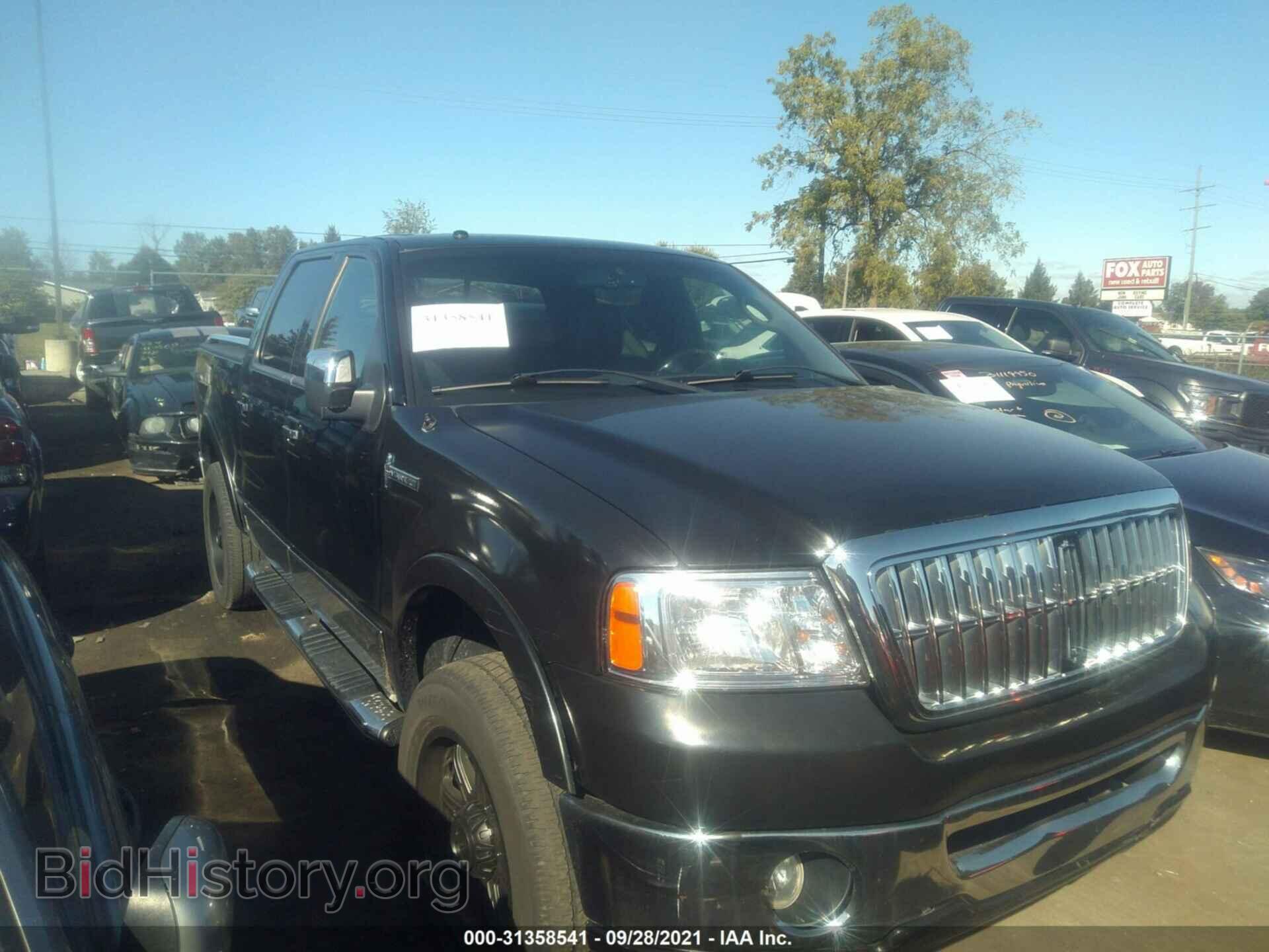 Photo 5LTPW185X8FJ06660 - LINCOLN MARK LT 2008
