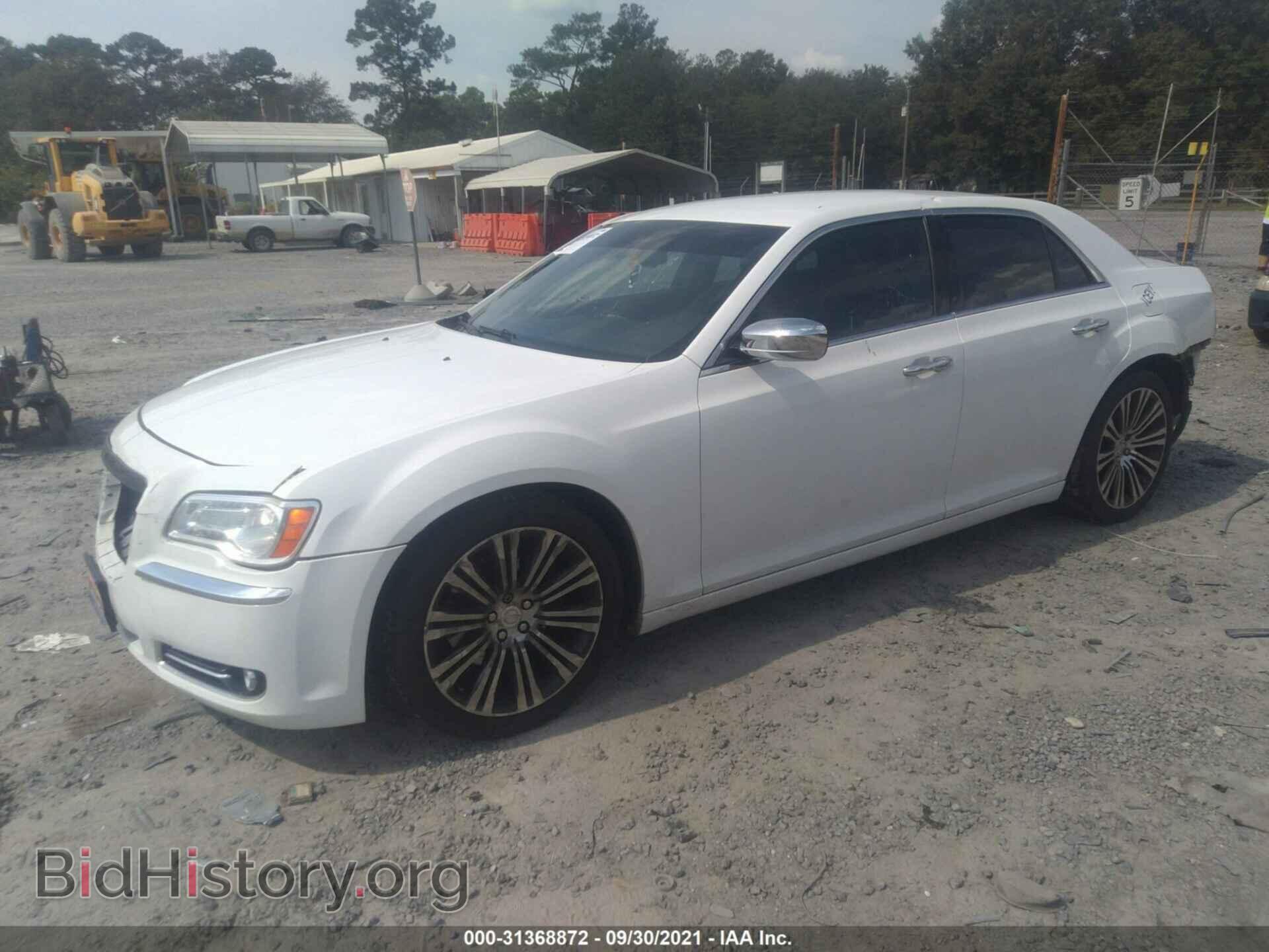 2013 CHRYSLER 300 - VIN: 2C3CCAETXDH568923 - Photo 2