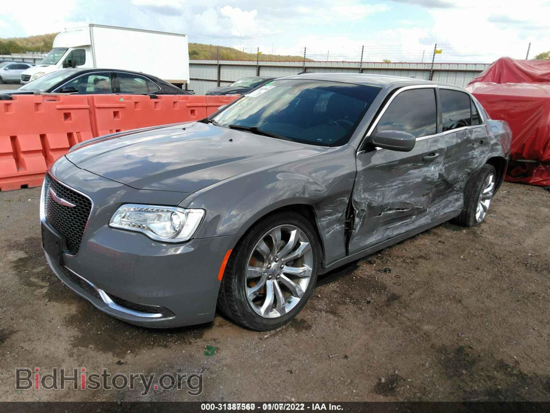 2019 CHRYSLER 300 - VIN: 2C3CCAAG2KH566380 - Фото 2