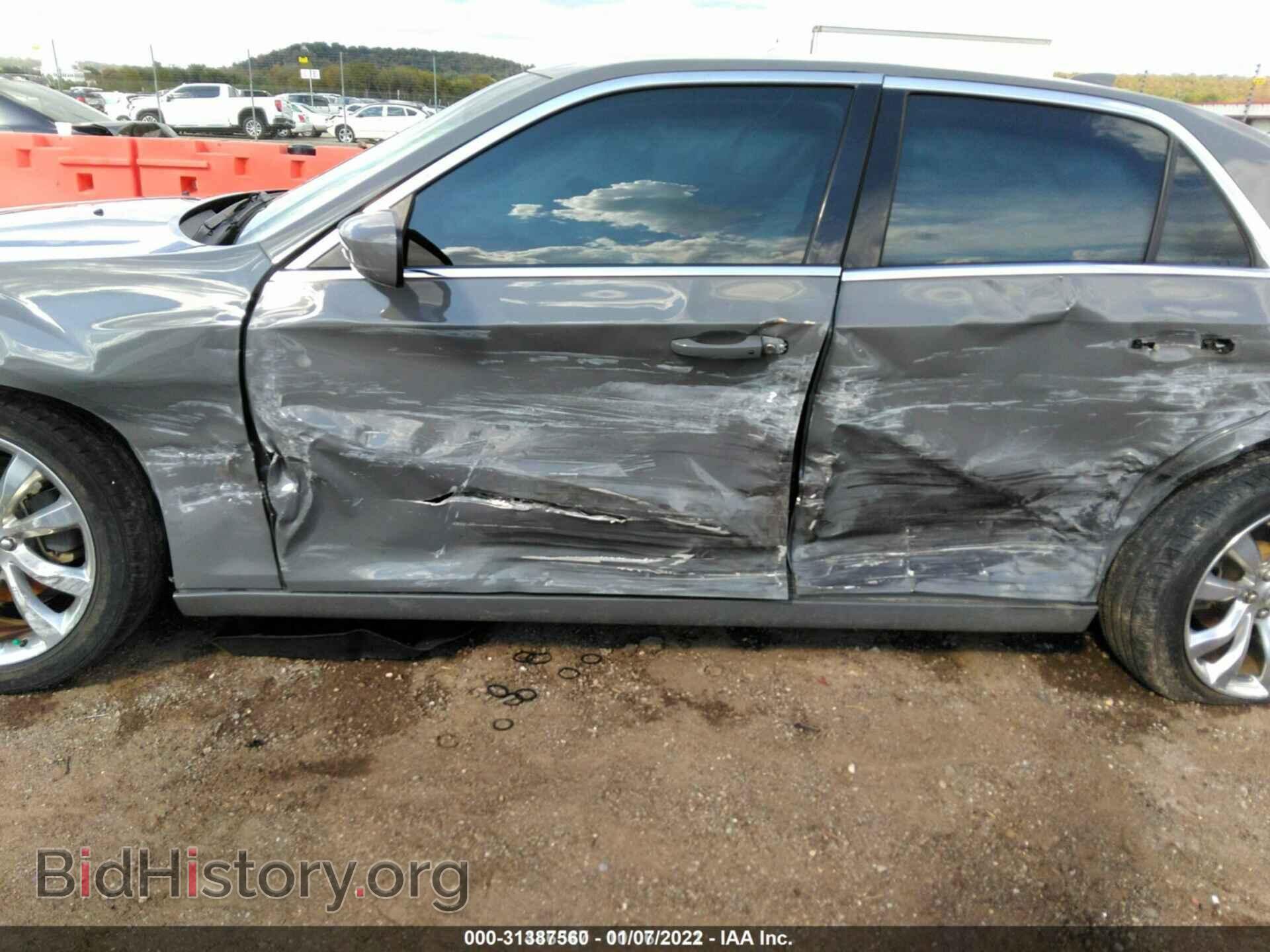 2019 CHRYSLER 300 - VIN: 2C3CCAAG2KH566380 - Фото 6