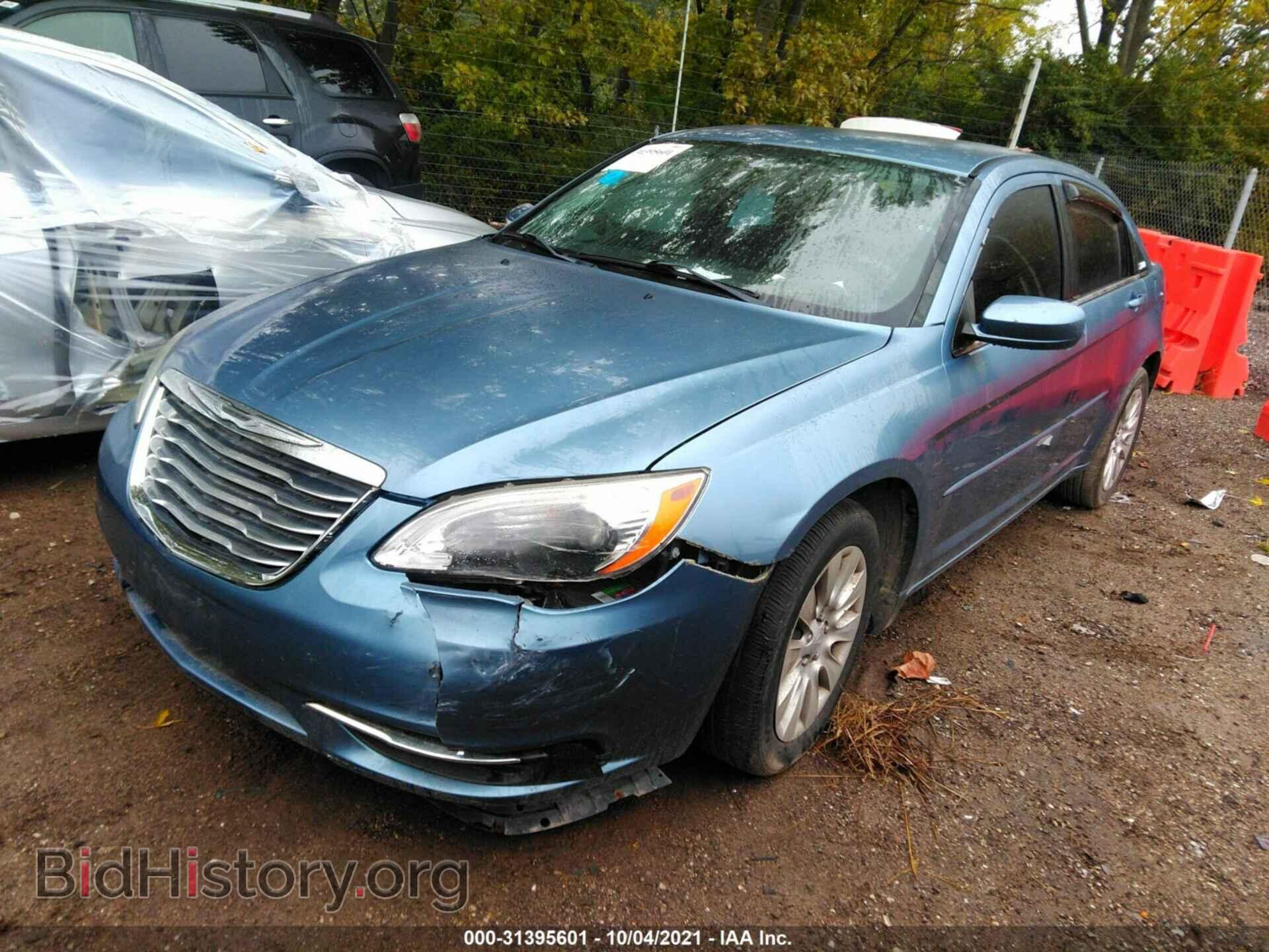 2011 CHRYSLER 200 - VIN: 1C3BC4FB2BN566705 - Photo 2