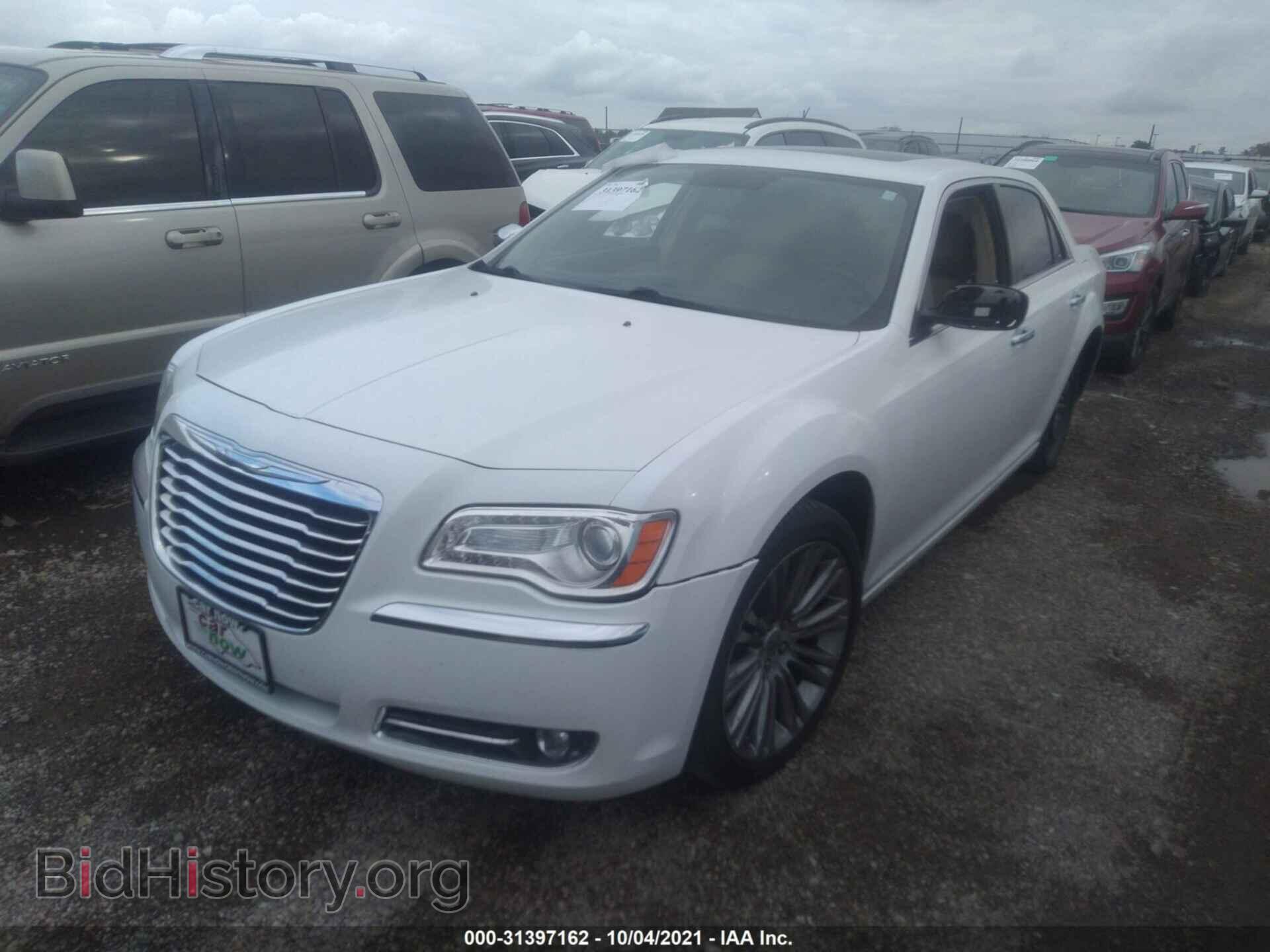 2011 CHRYSLER 300 - VIN: 2C3CA5CG2BH564705 - Фото 2
