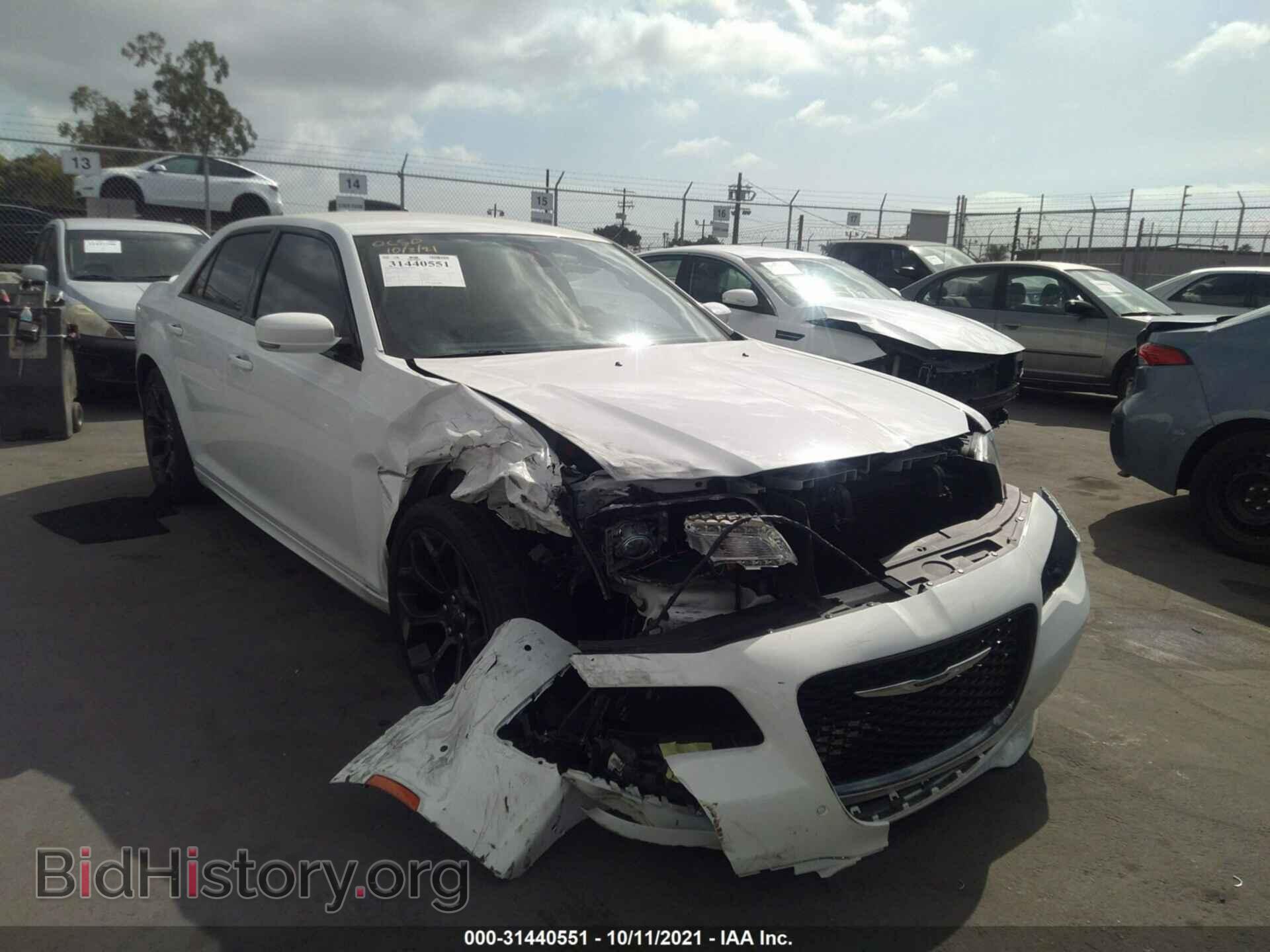 2019 CHRYSLER 300 - VIN: 2C3CCABG4KH722403 - Фото 6