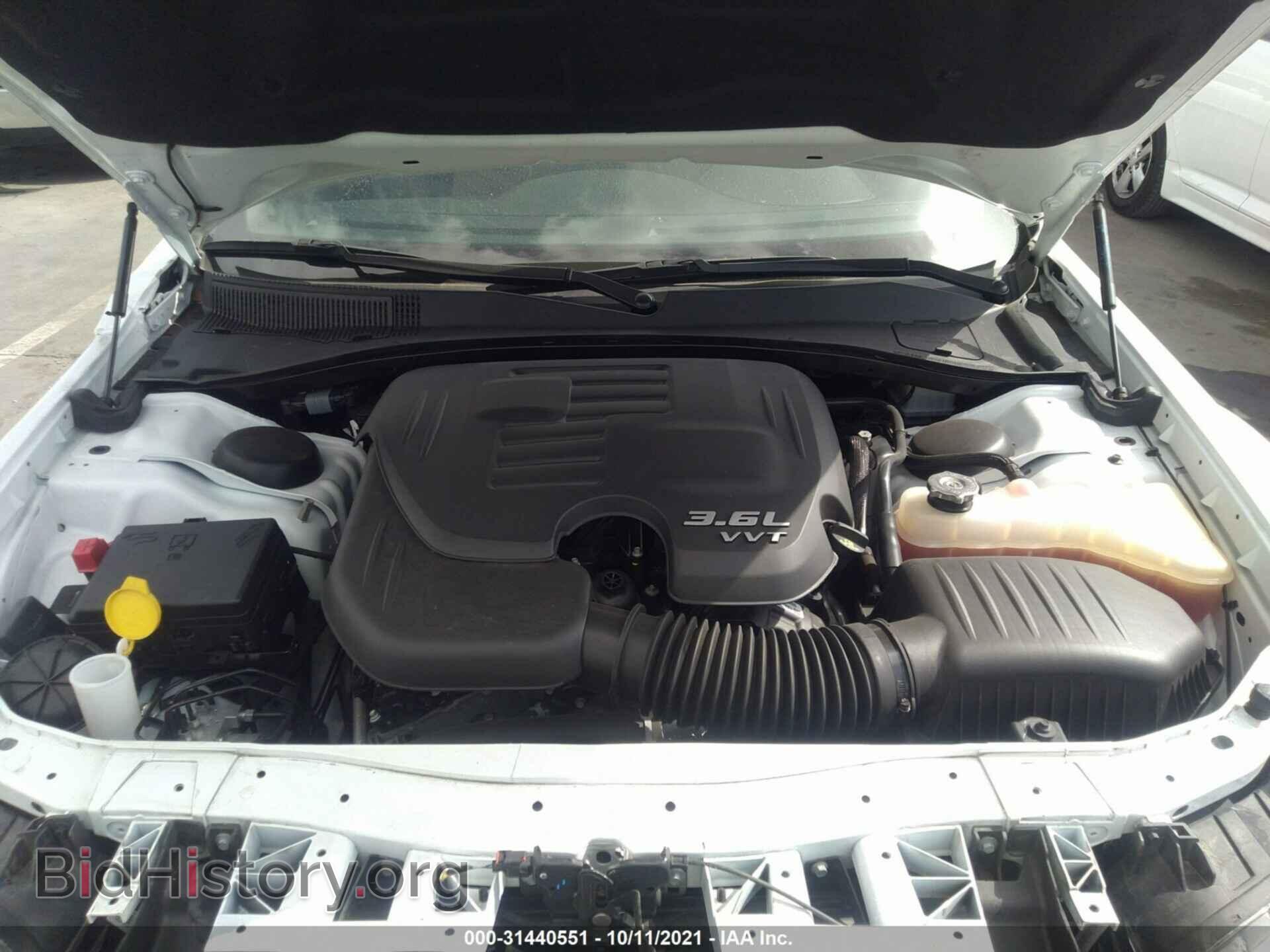 2019 CHRYSLER 300 - VIN: 2C3CCABG4KH722403 - Фото 10