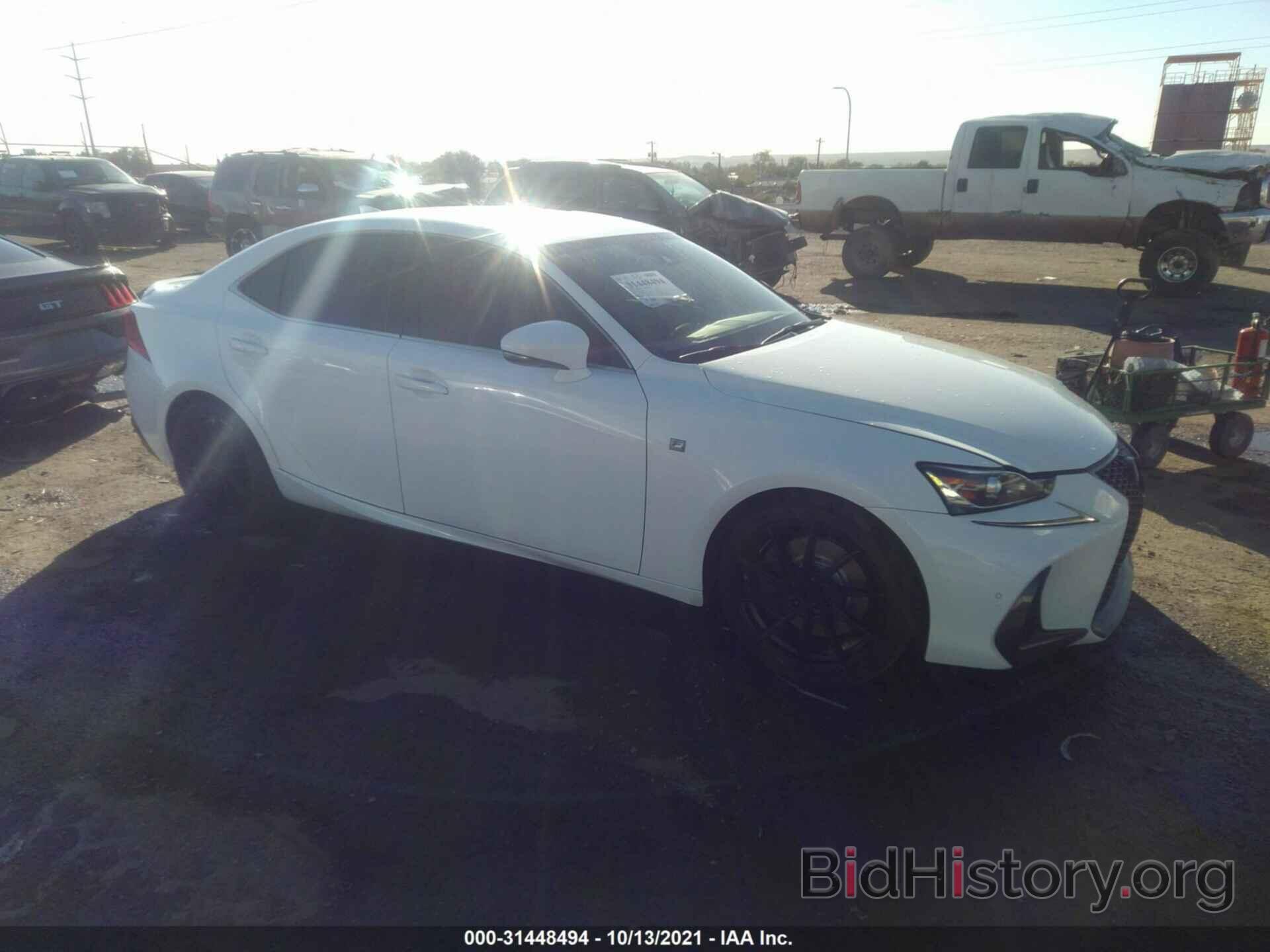 Photo JTHBA1D28J5083395 - LEXUS IS 2018