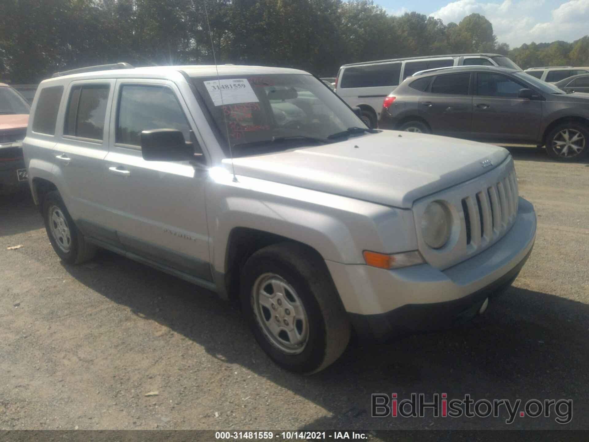 Photo 1J4NT1GA2BD194554 - JEEP PATRIOT 2011