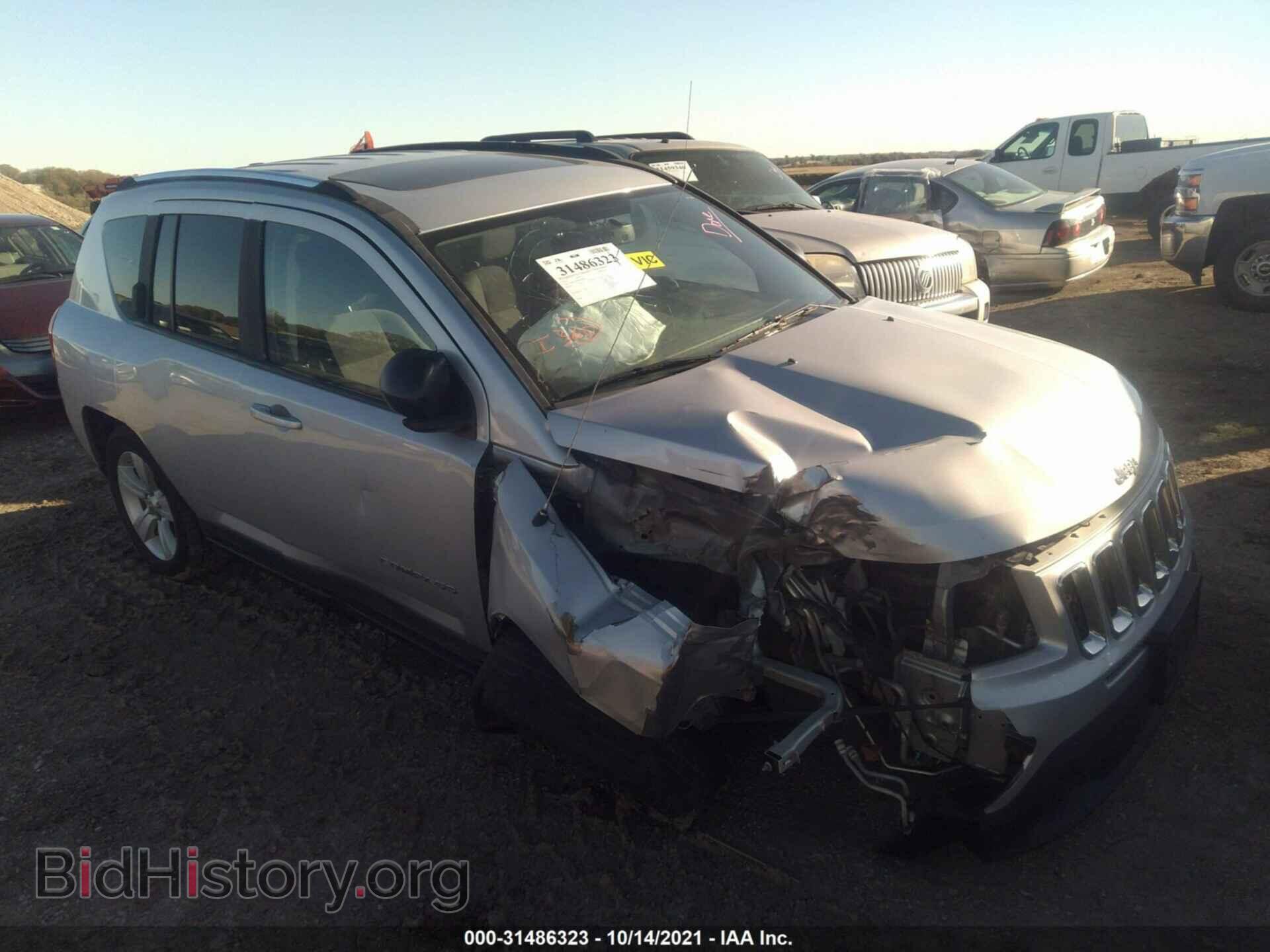 Photo 1J4NF1FB1BD240442 - JEEP COMPASS 2011