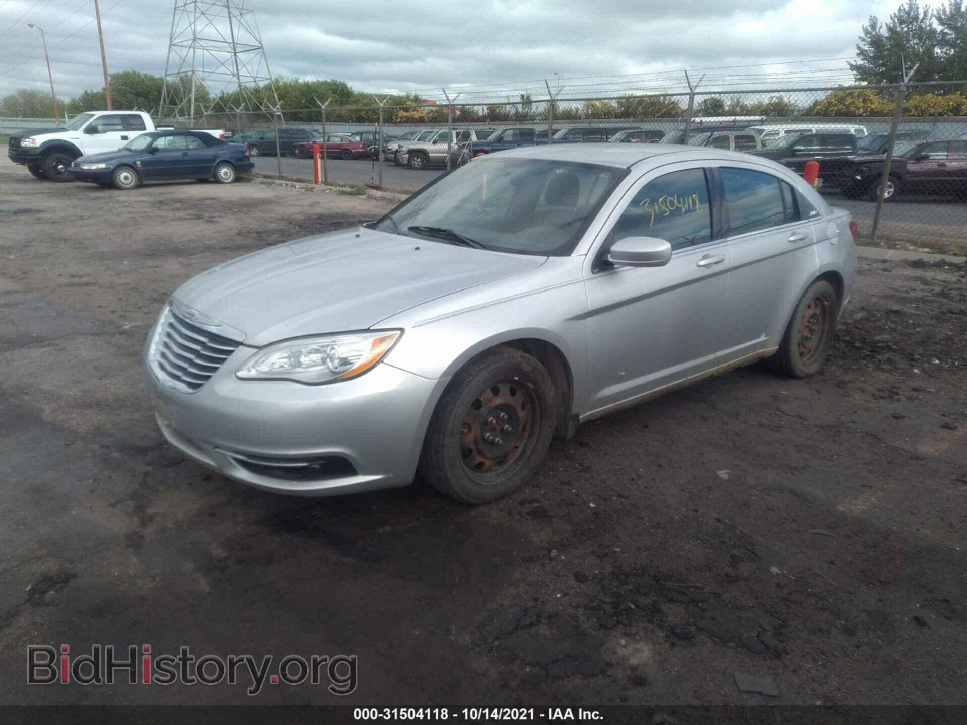 2011 CHRYSLER 200 - VIN: 1C3BC4FB3BN568222 - Photo 2