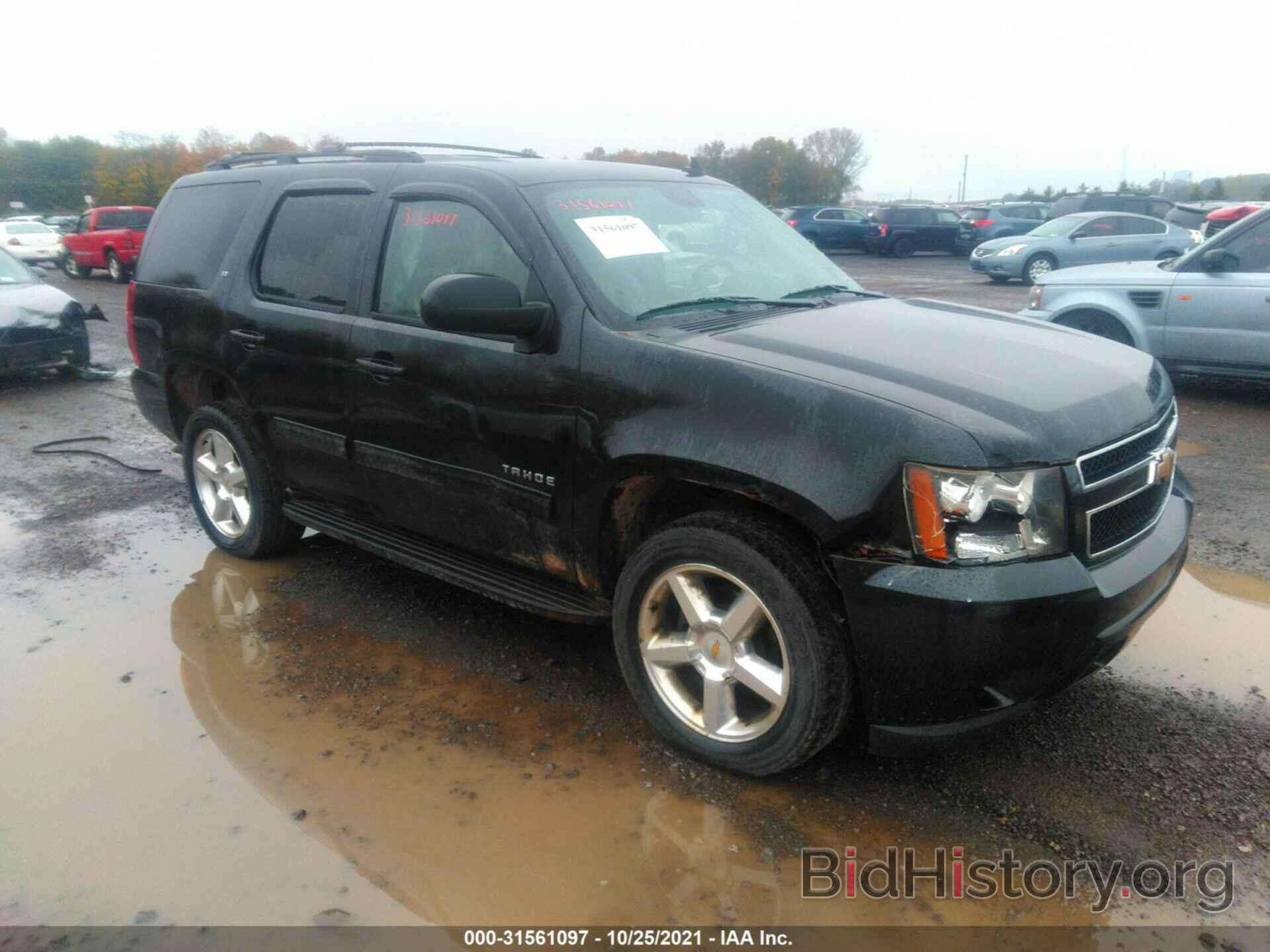 Photo 1GNSKBE02BR214887 - CHEVROLET TAHOE 2011