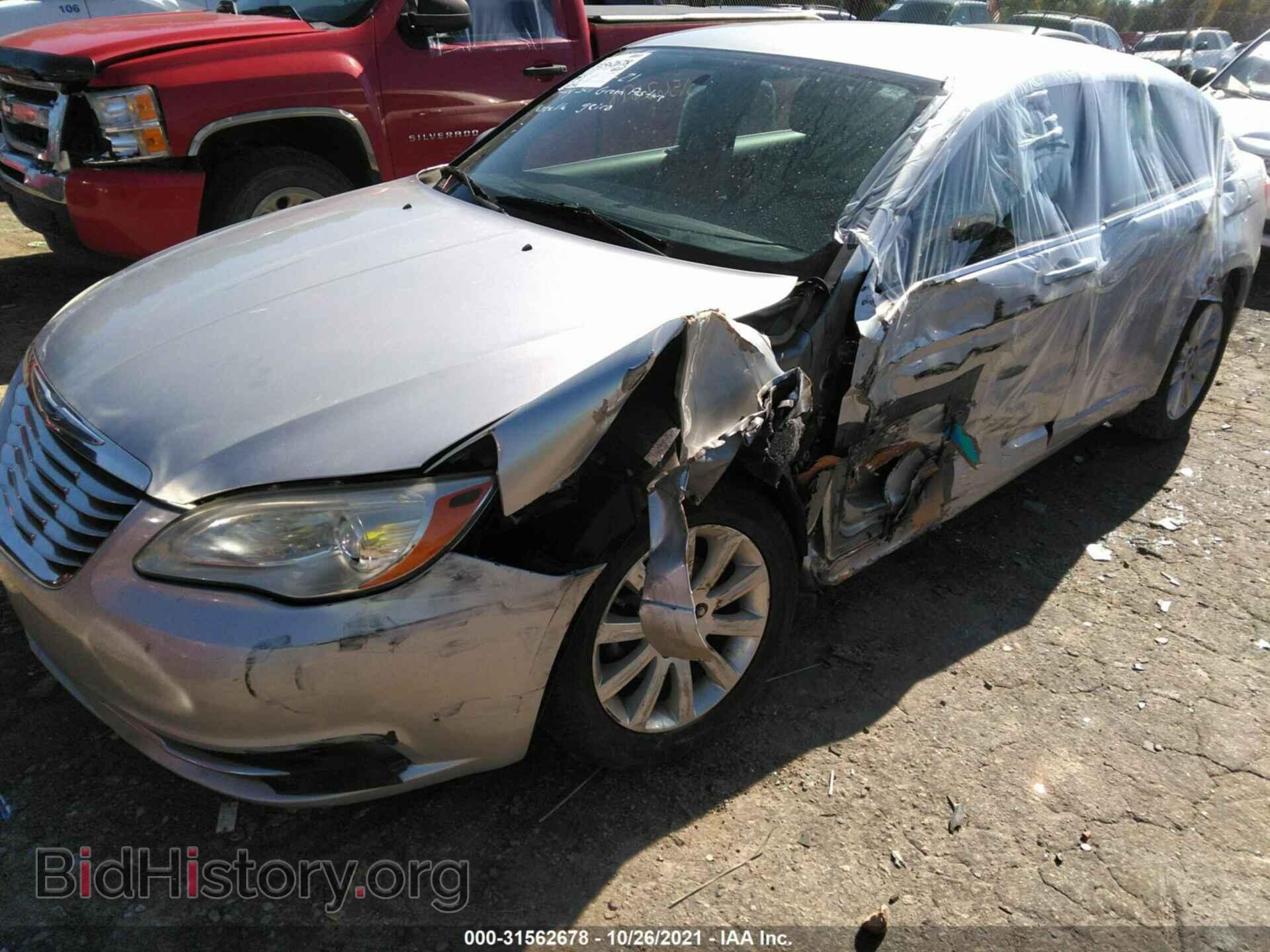 2011 CHRYSLER 200 - VIN: 1C3BC1FB3BN527796 - Фото 2
