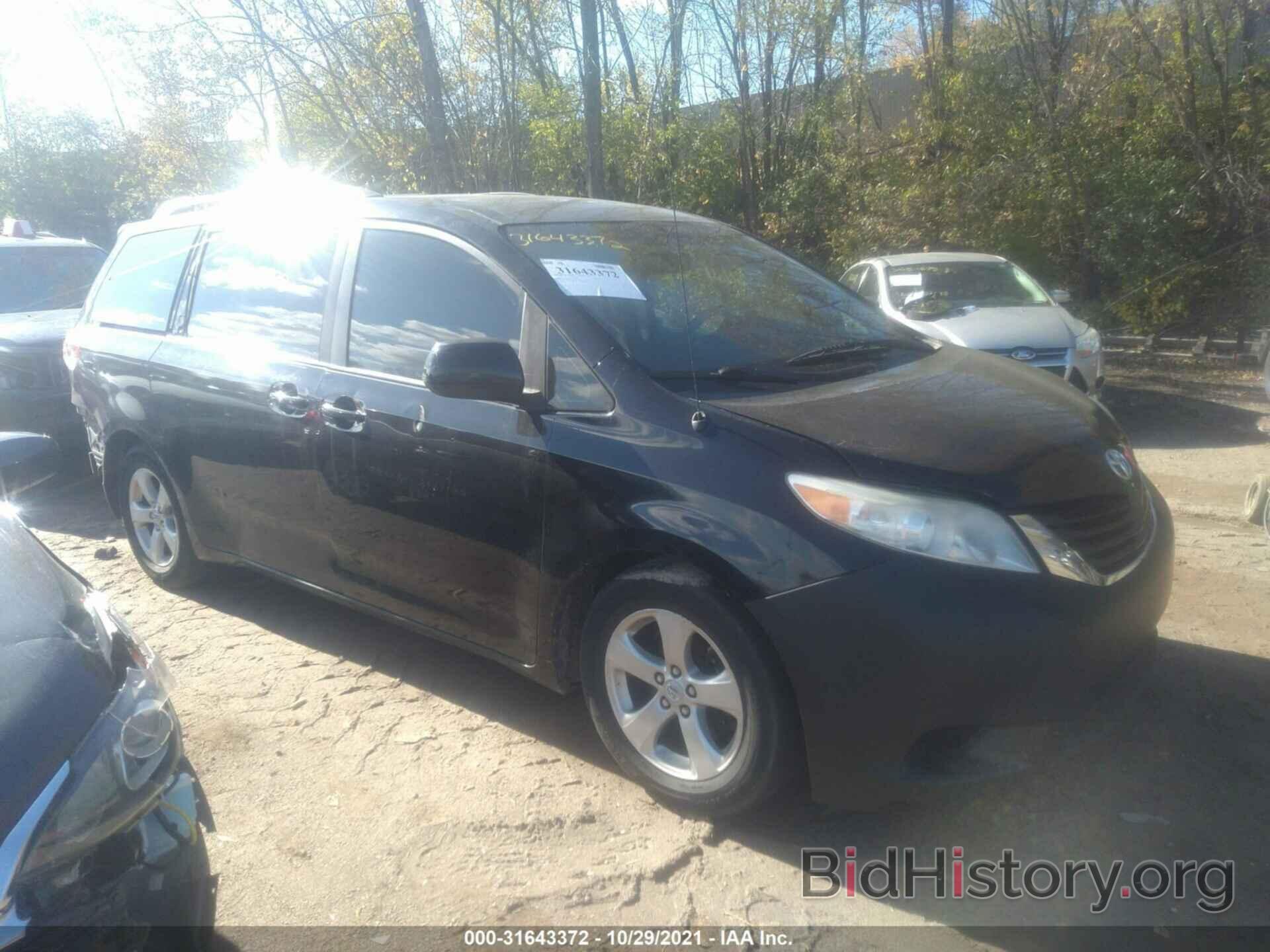 Photo 5TDKK3DC9BS037573 - TOYOTA SIENNA 2011