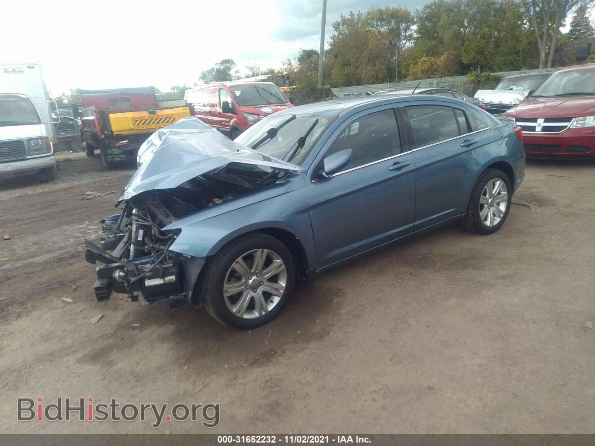 2011 CHRYSLER 200 - VIN: 1C3BC1FB8BN611824 - Фото 2
