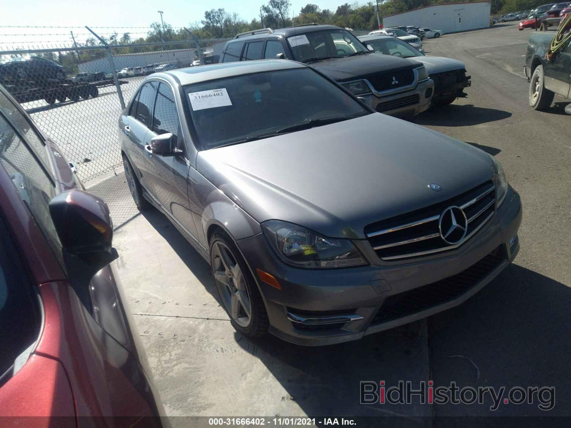 Photo WDDGF4HB2DA828356 - MERCEDES-BENZ C-CLASS 2013