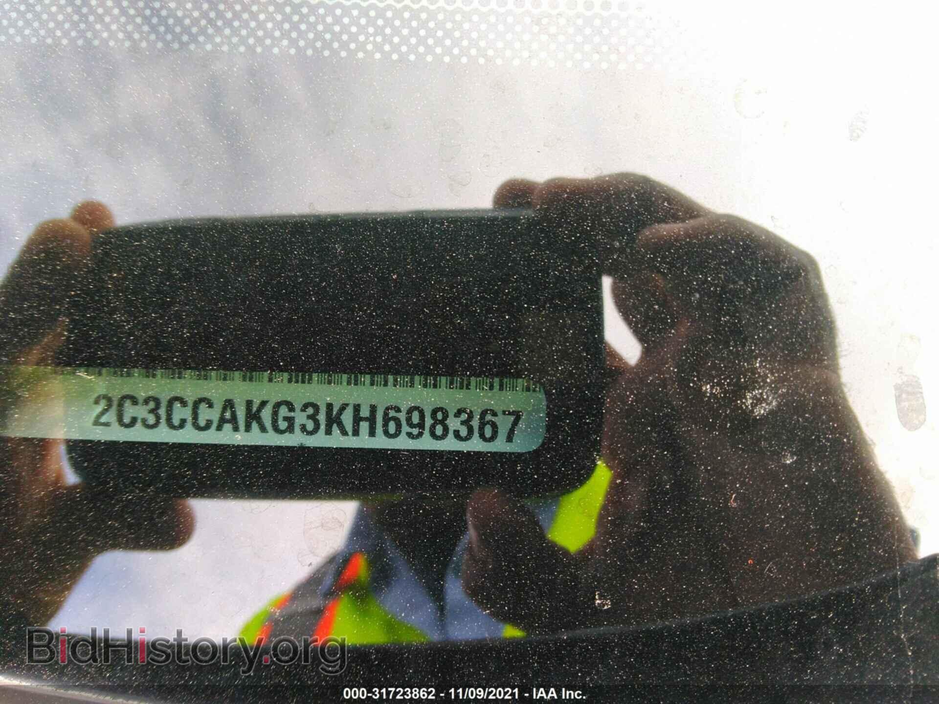 2019 CHRYSLER 300 - VIN: 2C3CCAKG3KH698367 - Фото 9