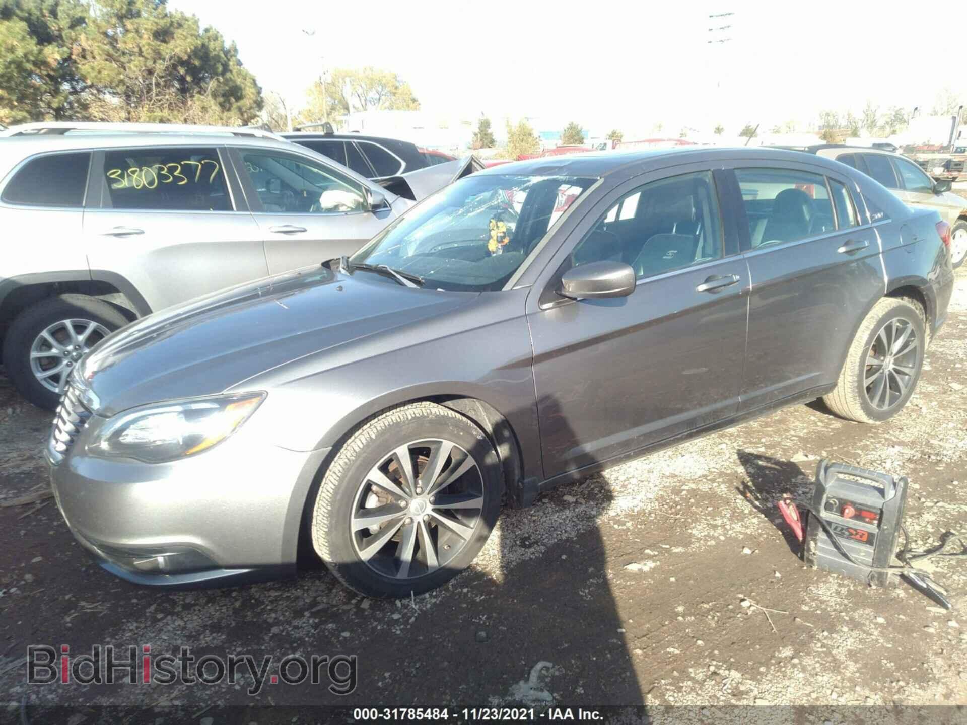 2013 CHRYSLER 200 - VIN: 1C3CCBCG2DN747055 - Фото 2