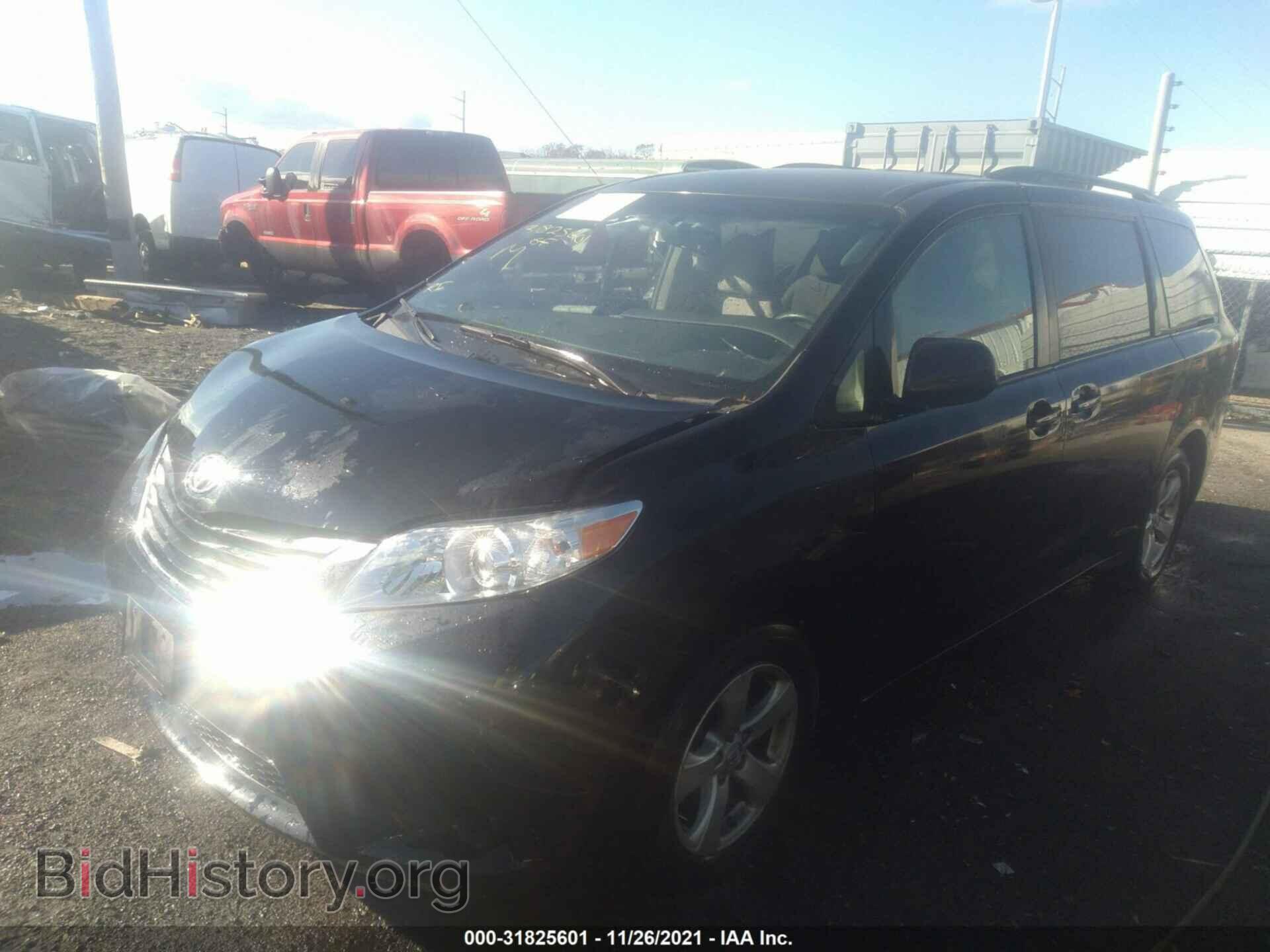 2017 TOYOTA SIENNA - VIN: 5TDKZ3DC3HS875425 - Фото 2