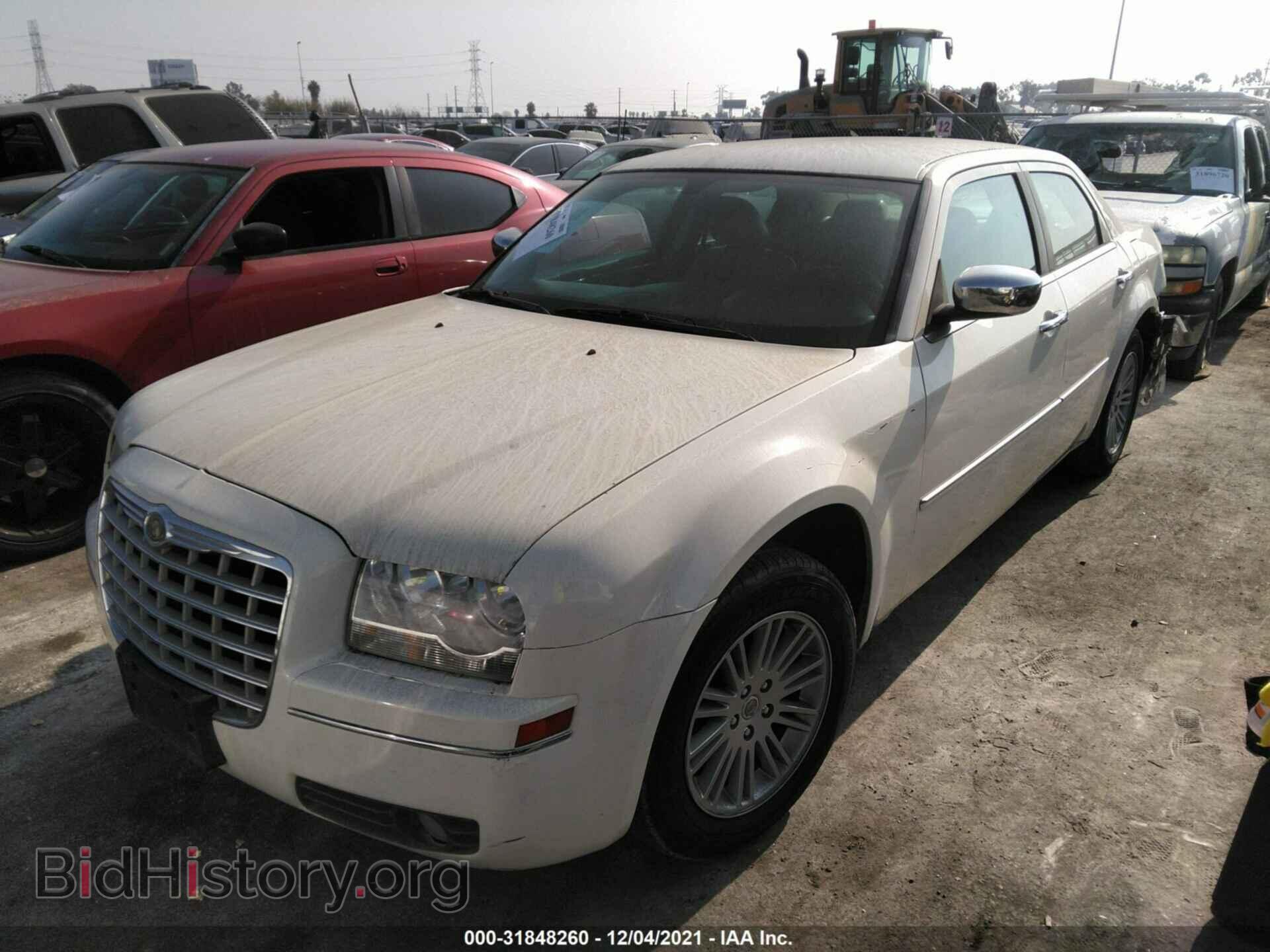 2010 CHRYSLER 300 - VIN: 2C3CA5CV0AH160735 - Фото 2