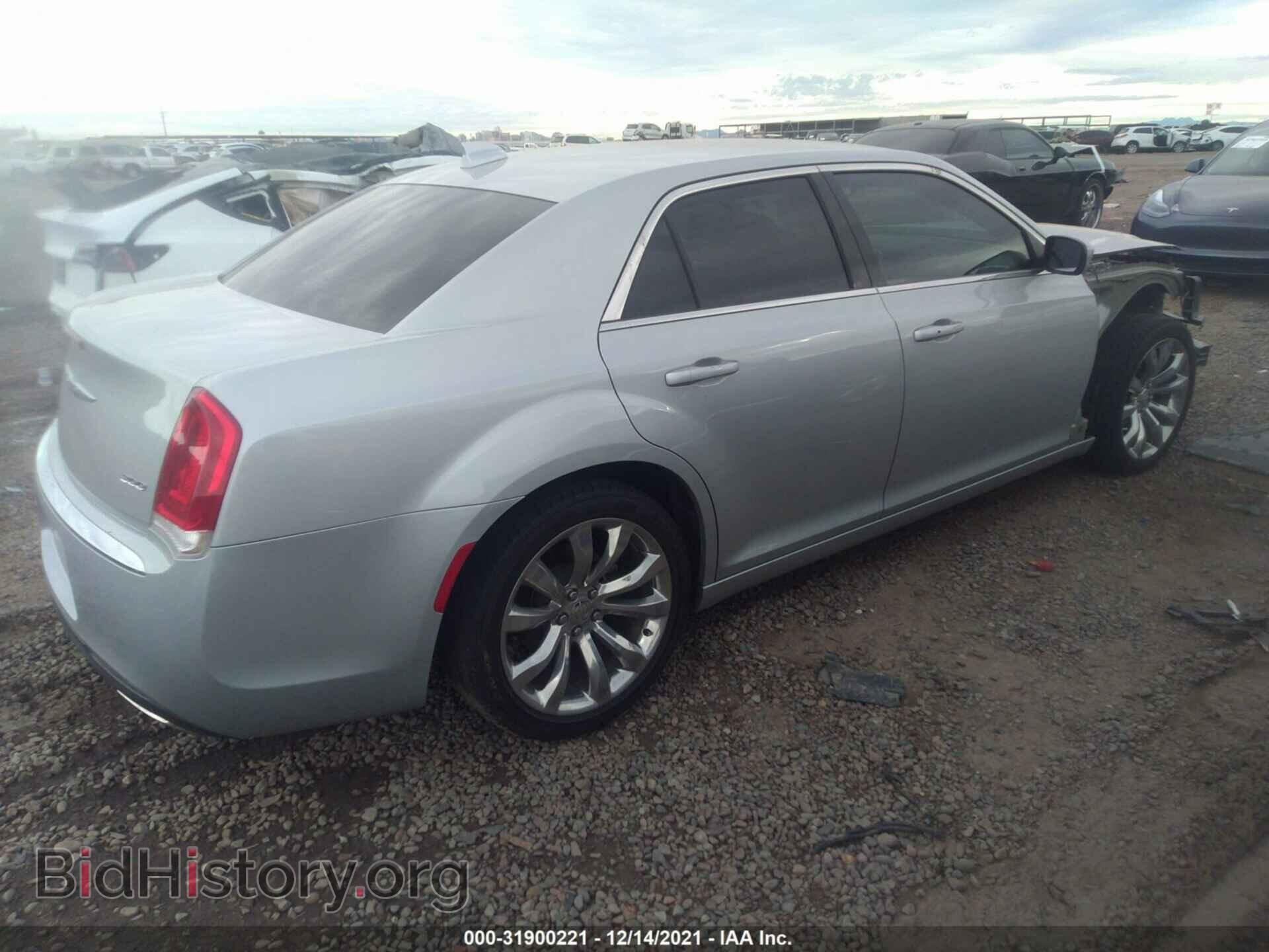 2019 CHRYSLER 300 - VIN: 2C3CCAAG6KH592769 - Фото 4