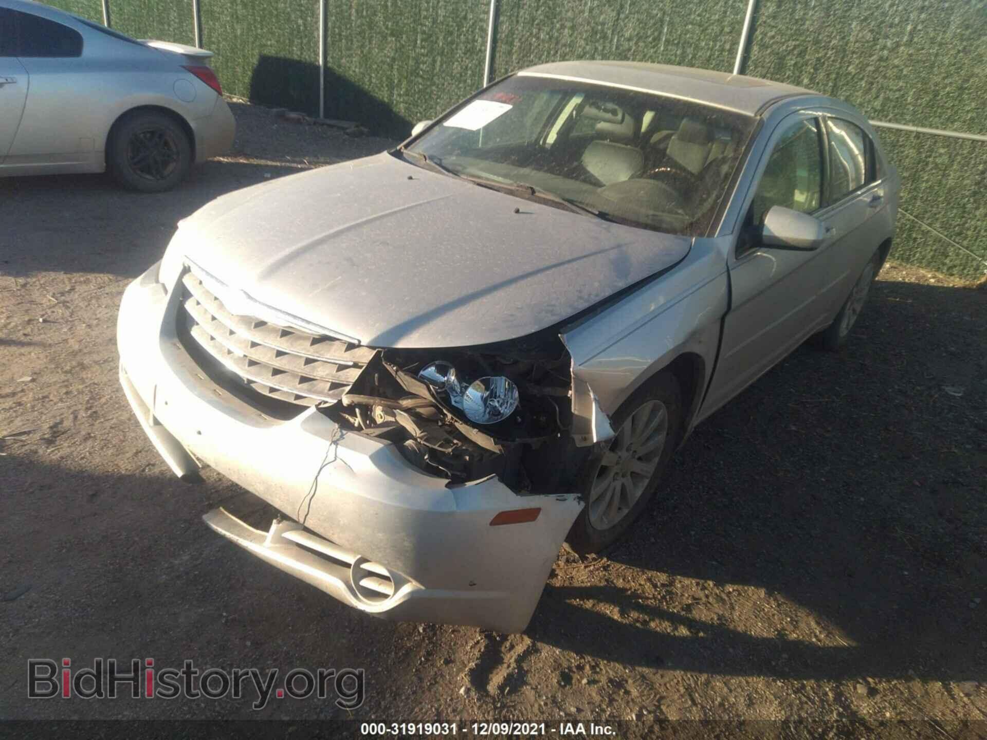 2010 CHRYSLER SEBRING - VIN: 1C3CC5FD0AN134737 - Фото 2