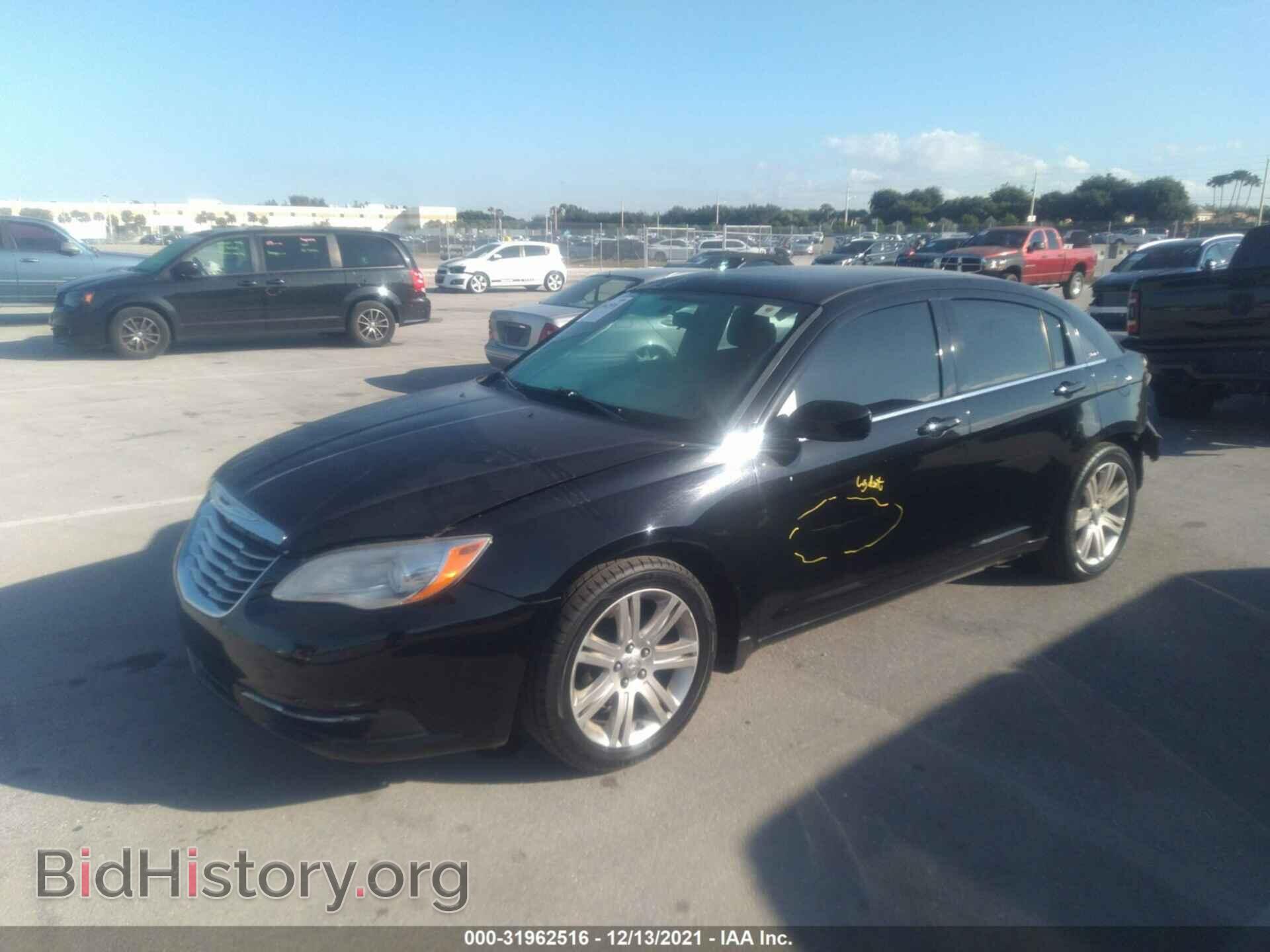 2013 CHRYSLER 200 - VIN: 1C3CCBAB0DN698302 - Фото 2