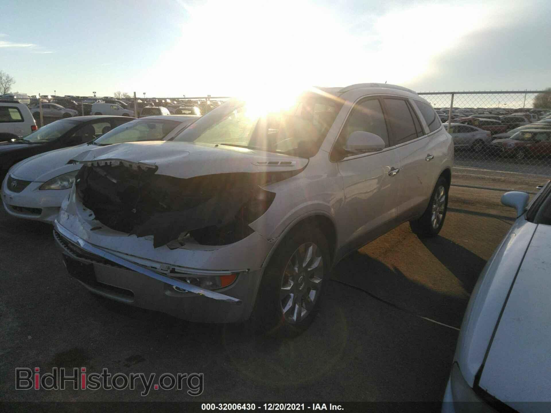 2011 BUICK ENCLAVE - VIN: 5GAKVCEDXBJ282993 - Фото 2