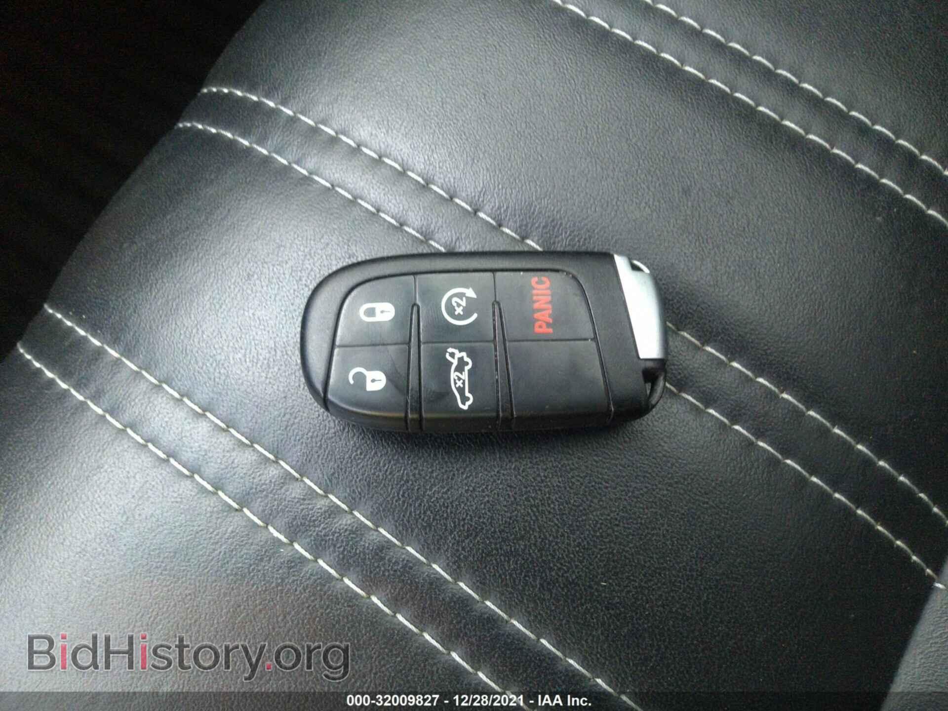 2018 CHRYSLER 300 - VIN: 2C3CCABG2JH266996 - Фото 11