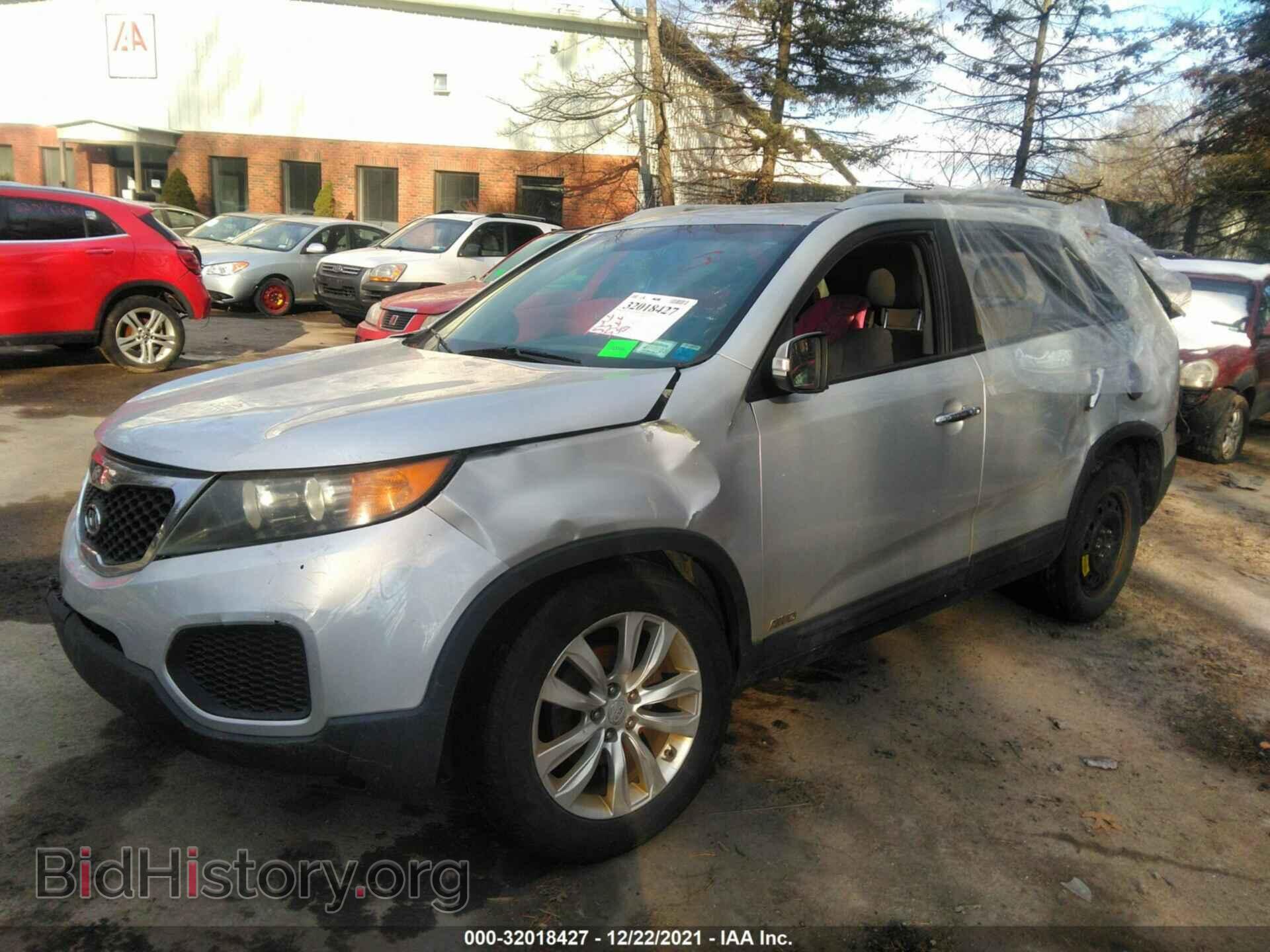 2011 KIA SORENTO - VIN: 5XYKTDA25BG176420 - Фото 2