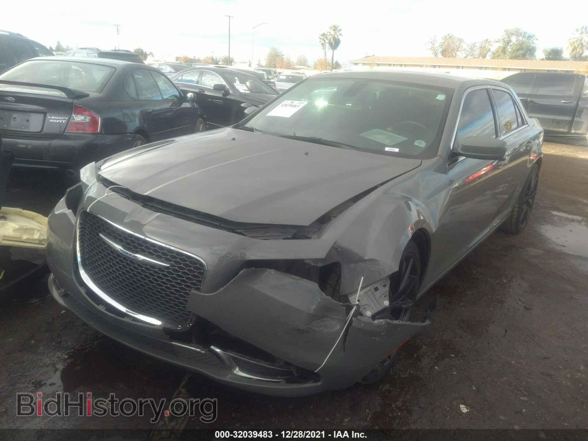 2019 CHRYSLER 300 - VIN: 2C3CCAAG0KH727079 - Фото 2
