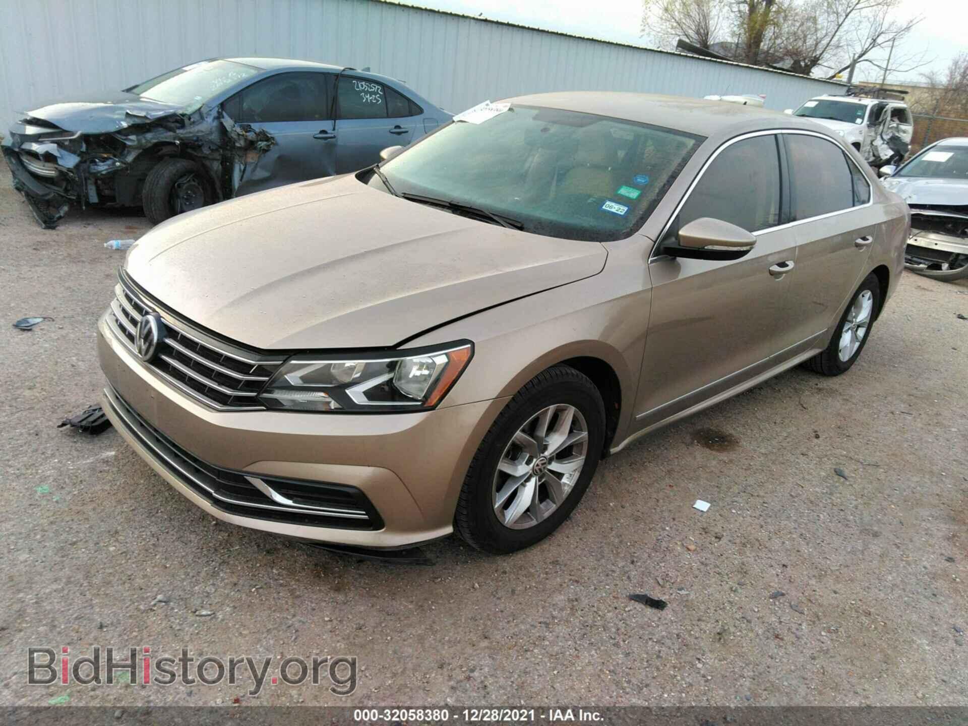 2017 VOLKSWAGEN PASSAT - VIN: 1VWAT7A34HC042109 - Фото 2