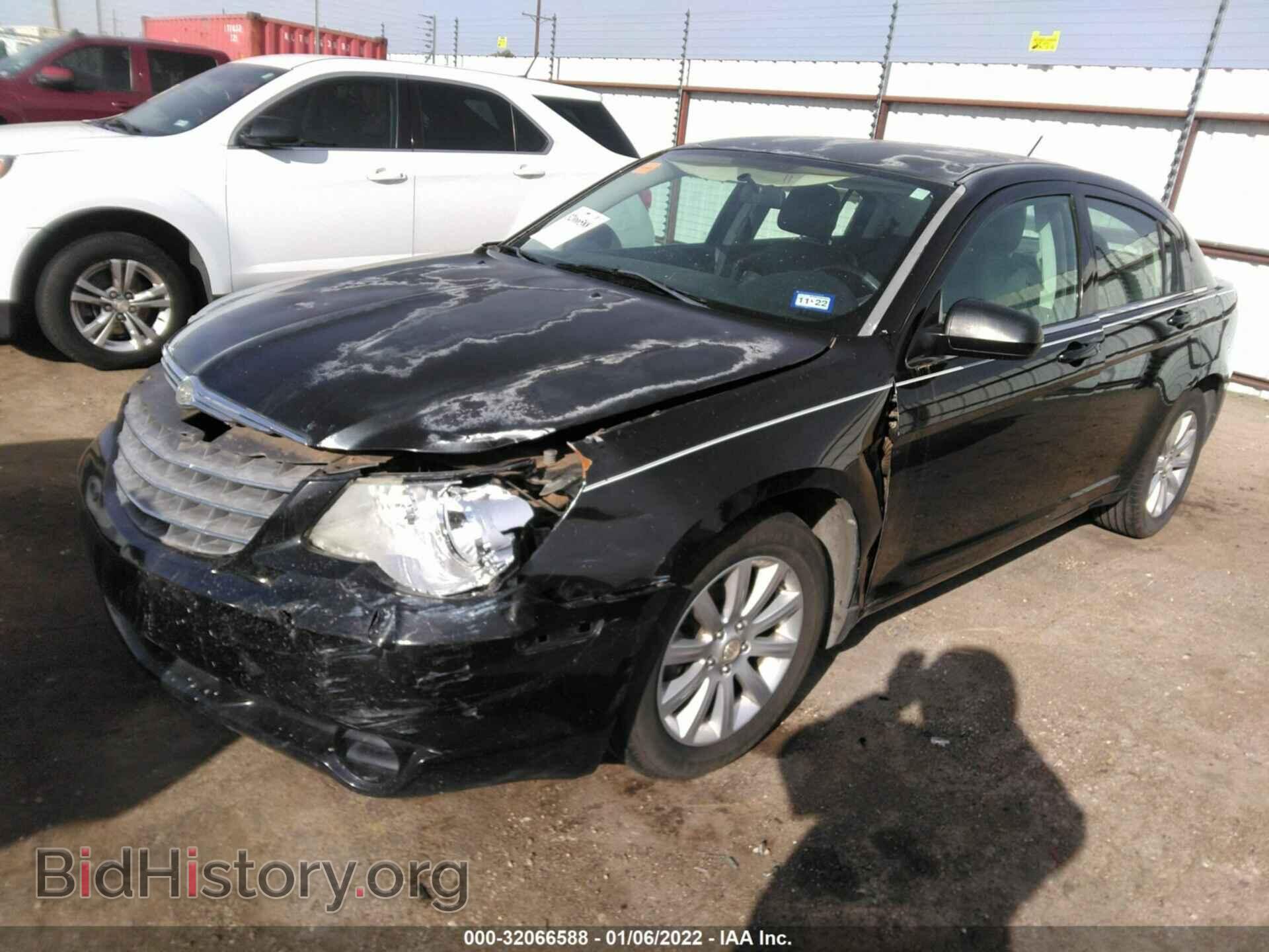 2010 CHRYSLER SEBRING - VIN: 1C3CC5FB4AN219840 - Фото 2