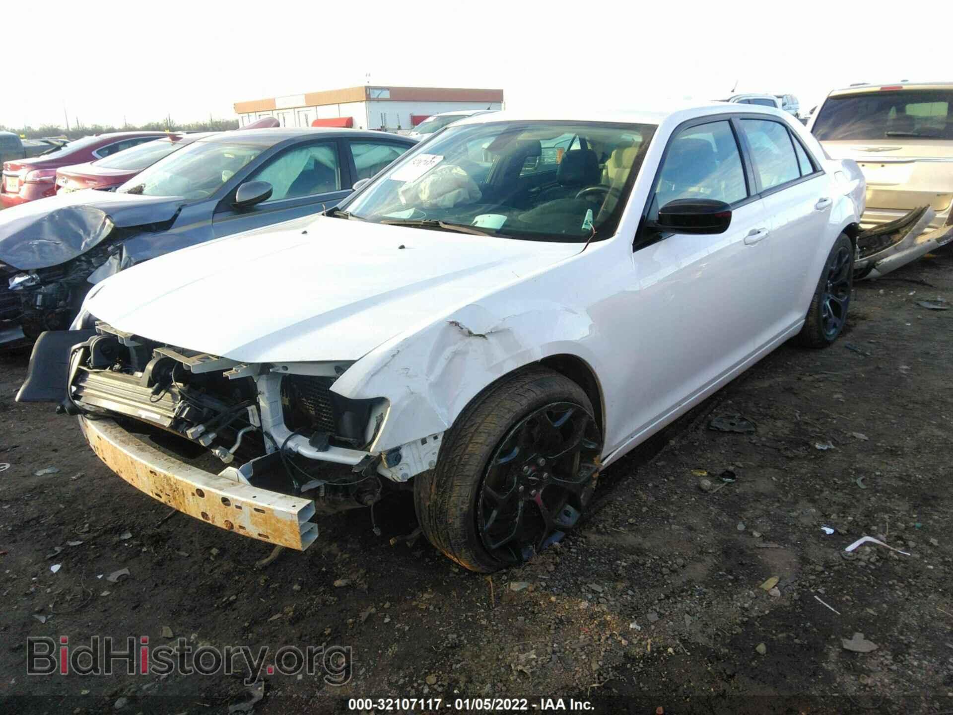 2019 CHRYSLER 300 - VIN: 2C3CCAAGXKH555904 - Фото 2