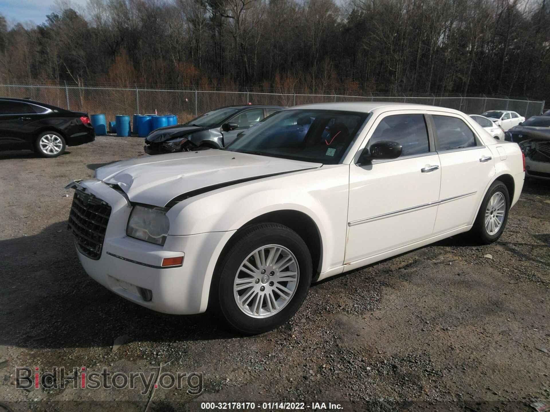 2010 CHRYSLER 300 - VIN: 2C3CA5CV4AH122991 - Фото 2