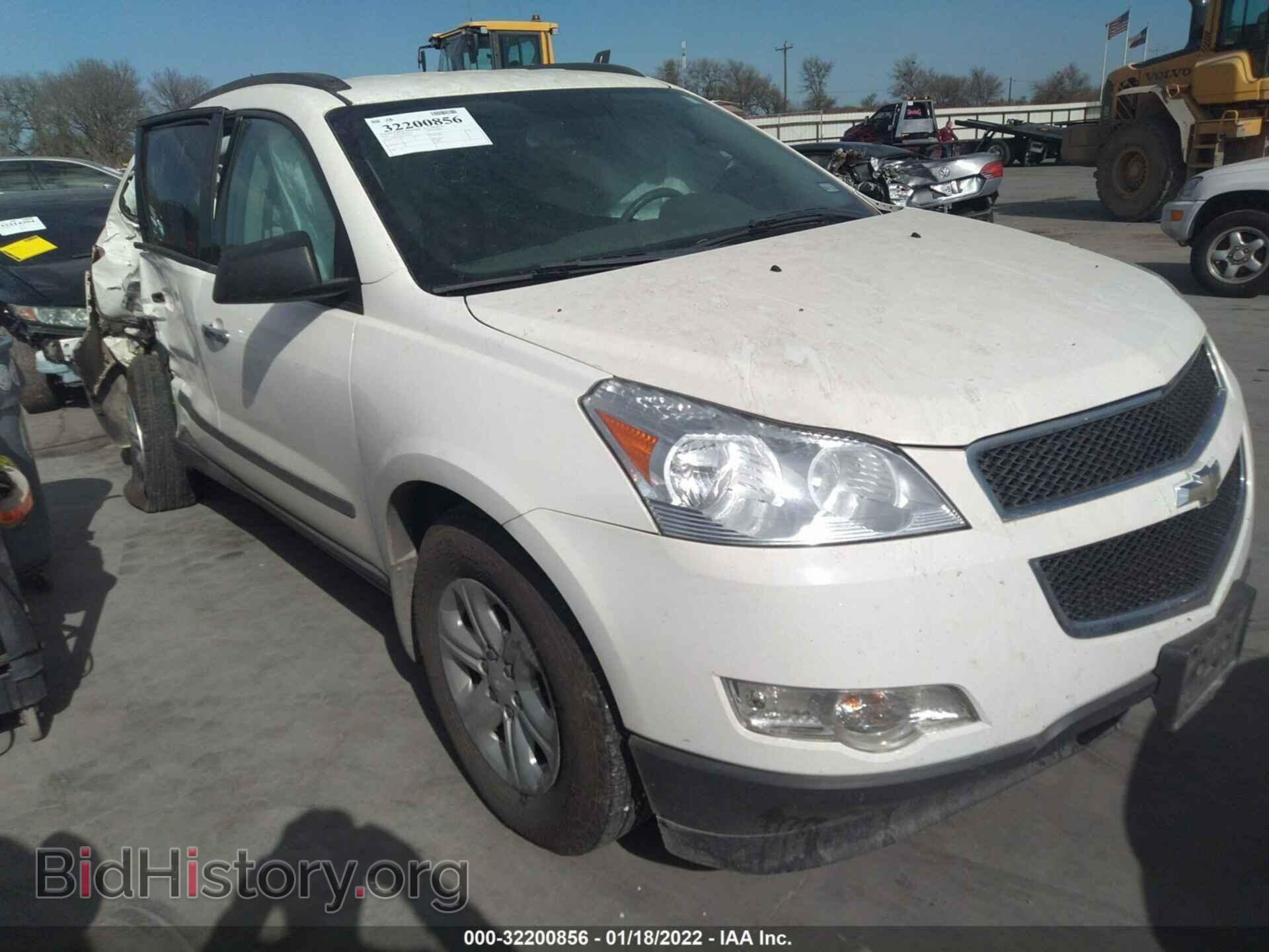 Photo 1GNKRFED3CJ179072 - CHEVROLET TRAVERSE 2012