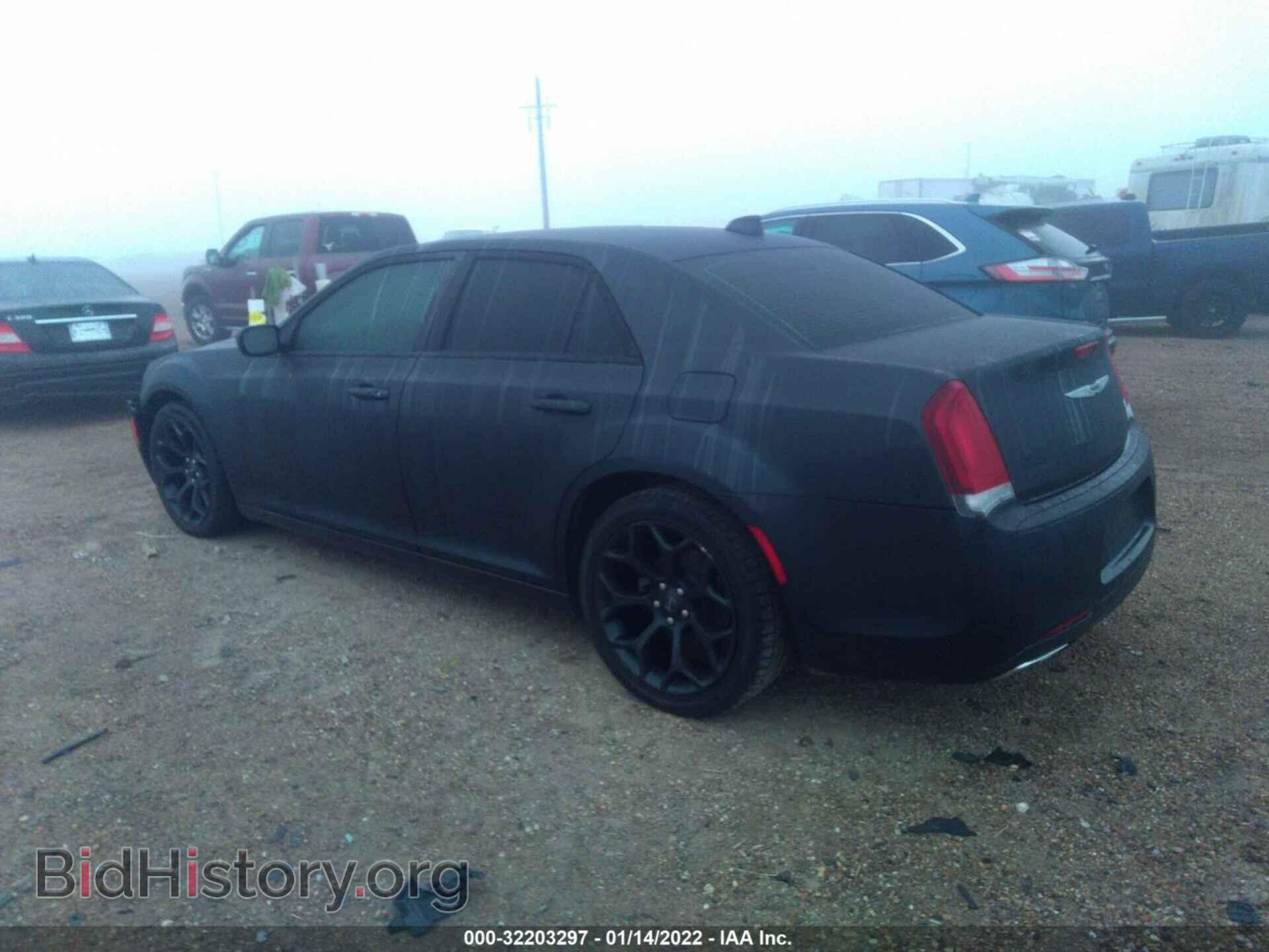 2019 CHRYSLER 300 - VIN: 2C3CCABG1KH697461 - Фото 3