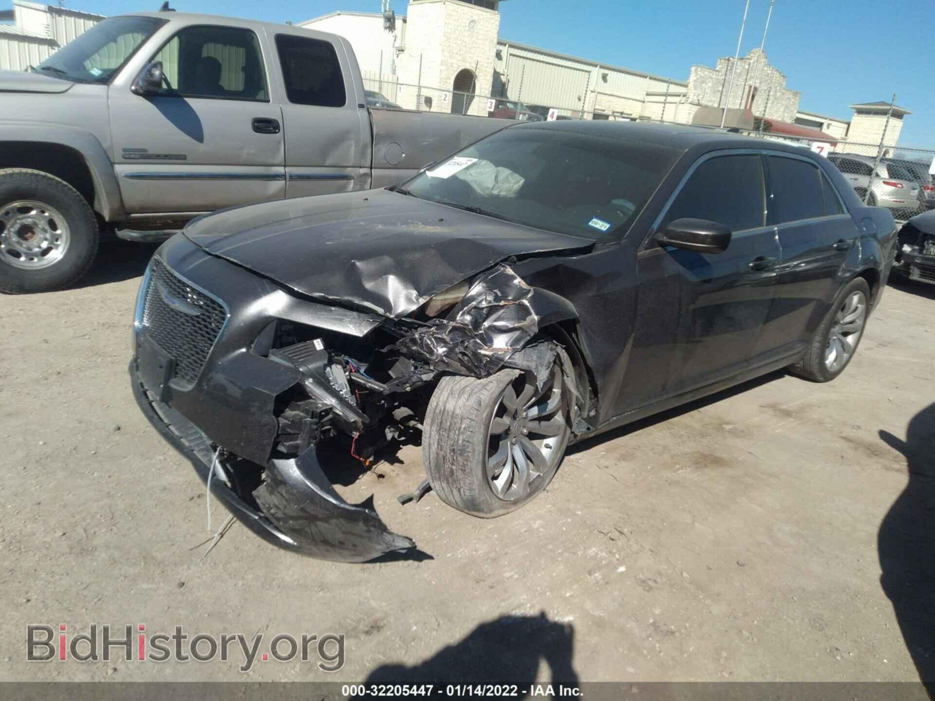 2019 CHRYSLER 300 - VIN: 2C3CCAAG7KH676065 - Фото 2
