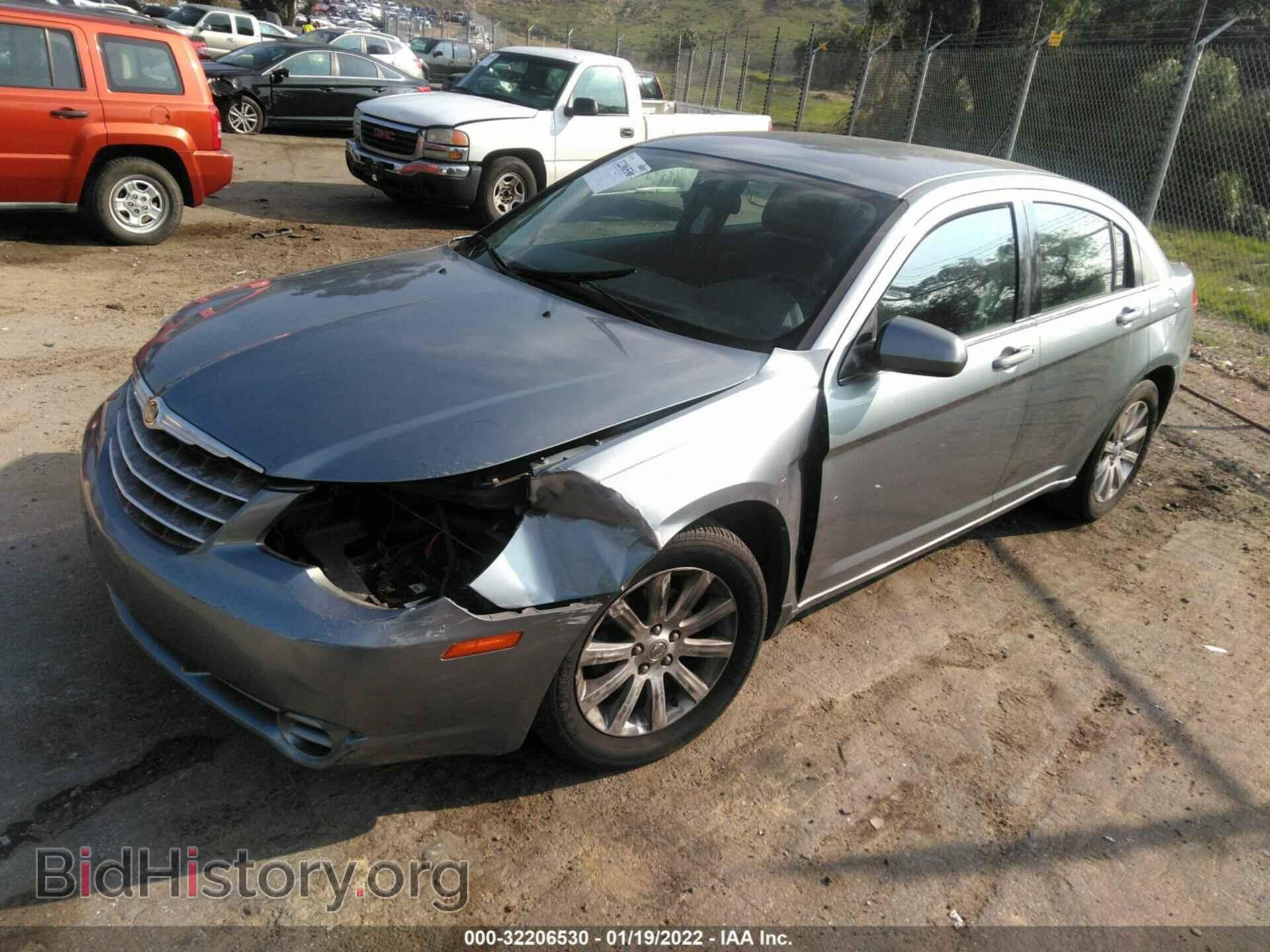 2010 CHRYSLER SEBRING - VIN: 1C3CC5FB1AN165123 - Фото 2