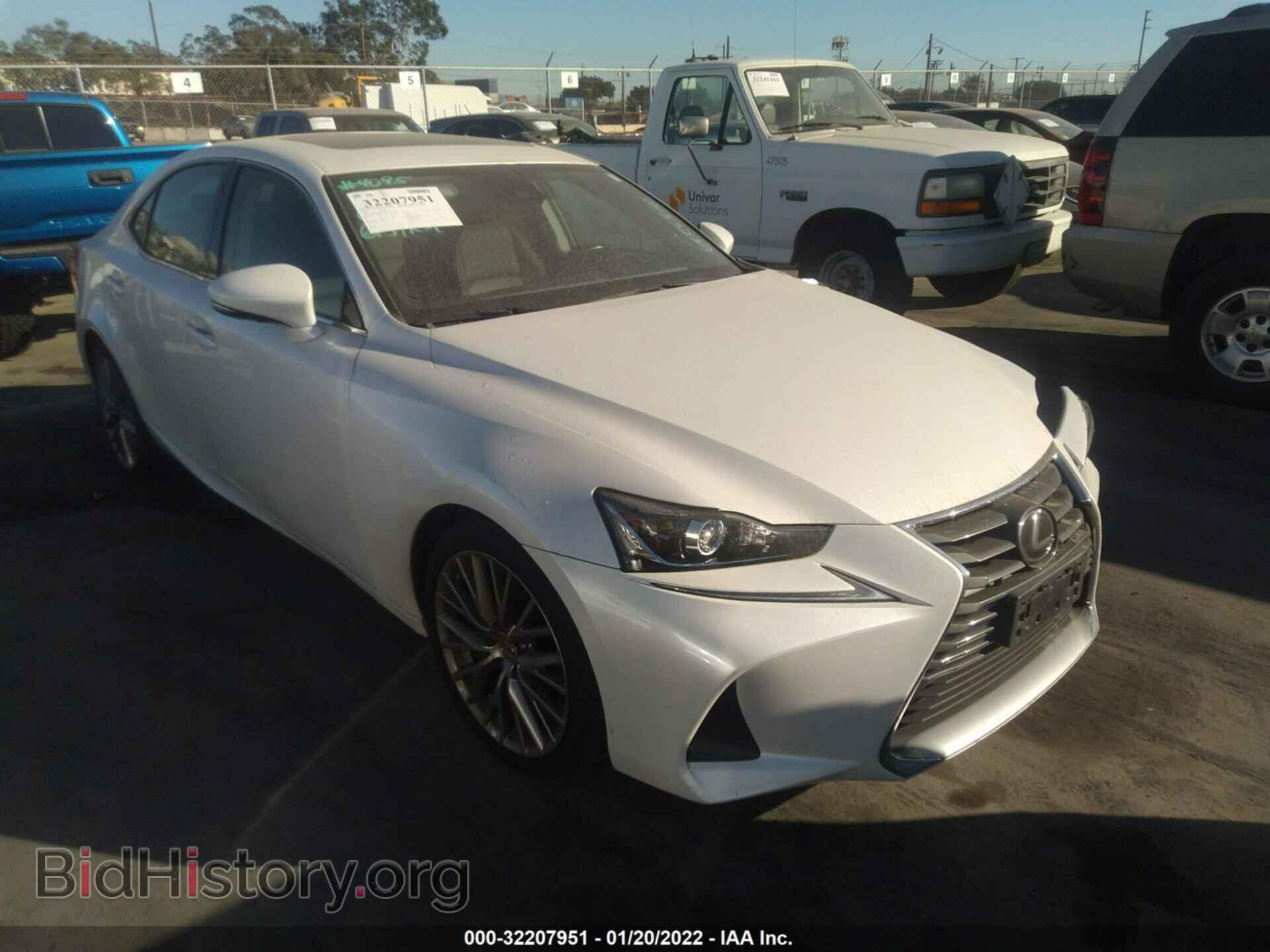 Photo JTHBA1D28H5046504 - LEXUS IS 2017