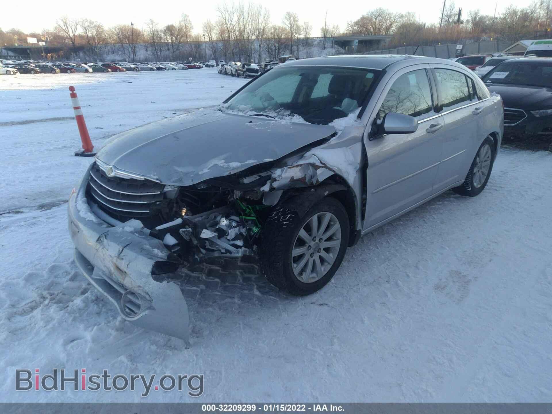 2010 CHRYSLER SEBRING - VIN: 1C3CC5FD5AN192309 - Фото 2