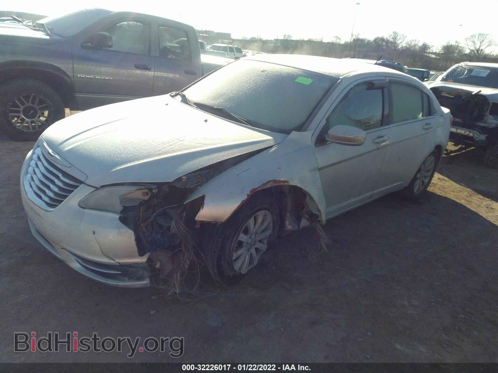 2011 CHRYSLER 200 - VIN: 1C3BC1FB1BN576124 - Фото 2