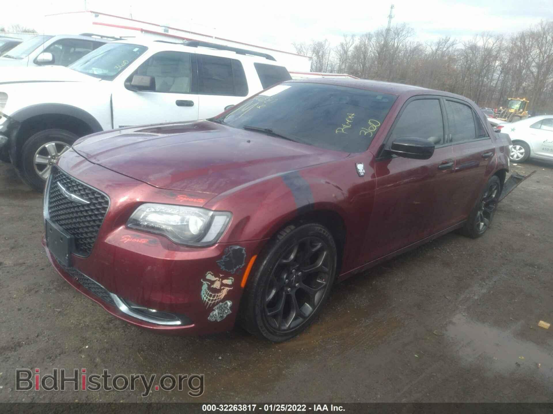 2019 CHRYSLER 300 - VIN: 2C3CCABG4KH654328 - Фото 2