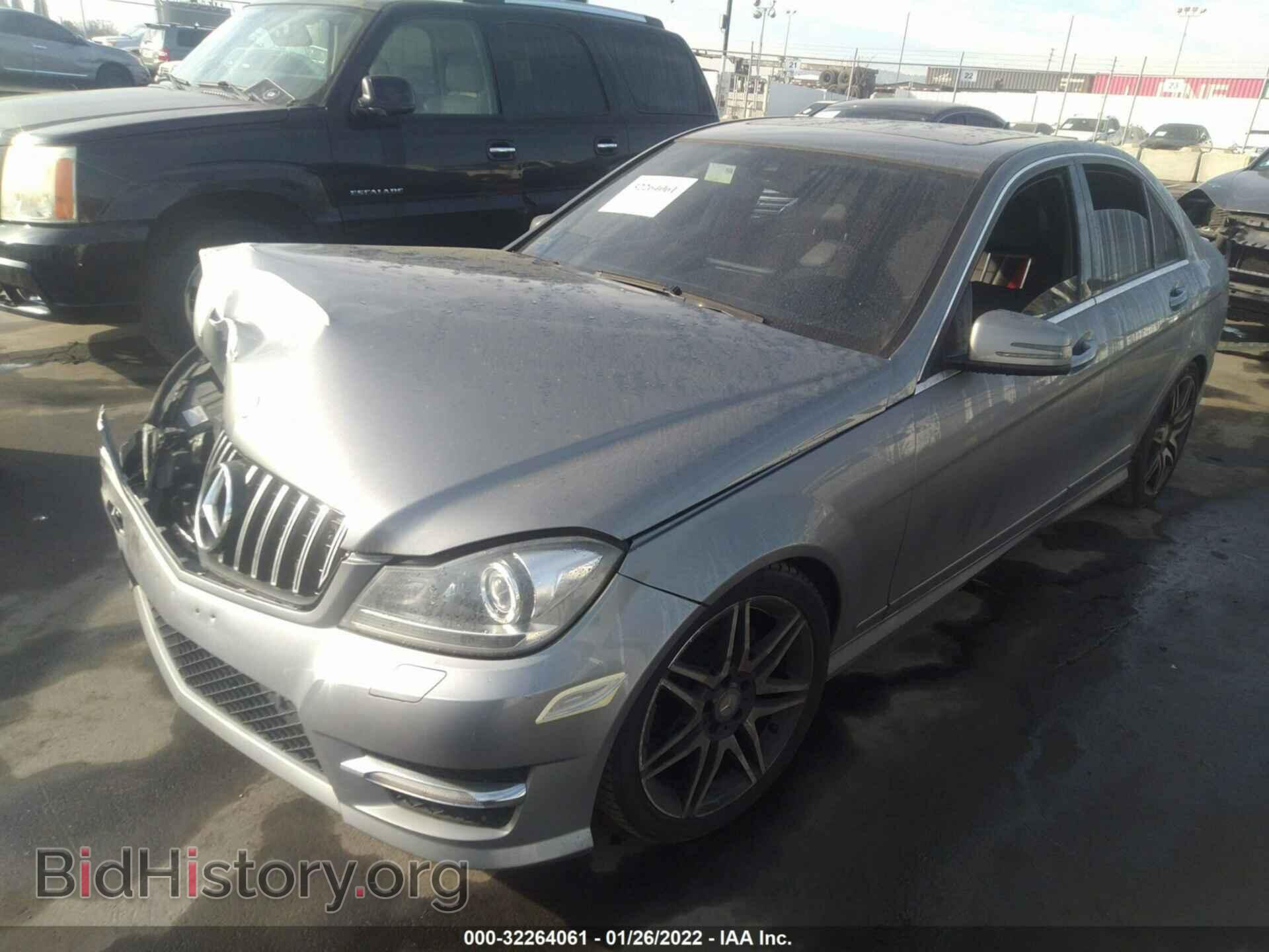 2013 MERCEDES-BENZ C-CLASS - VIN: WDDGF4HB0DR256334 - Фото 2